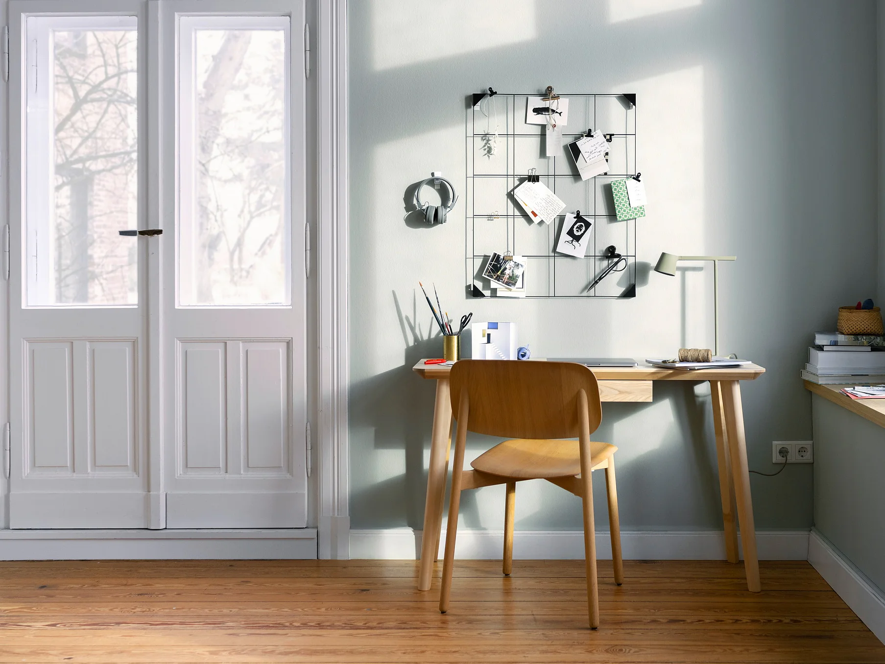 Home-Office-Lösungen - Teaser: Ein Schreibtisch steht an einer Wand mit Utensilien-Wandgitter.