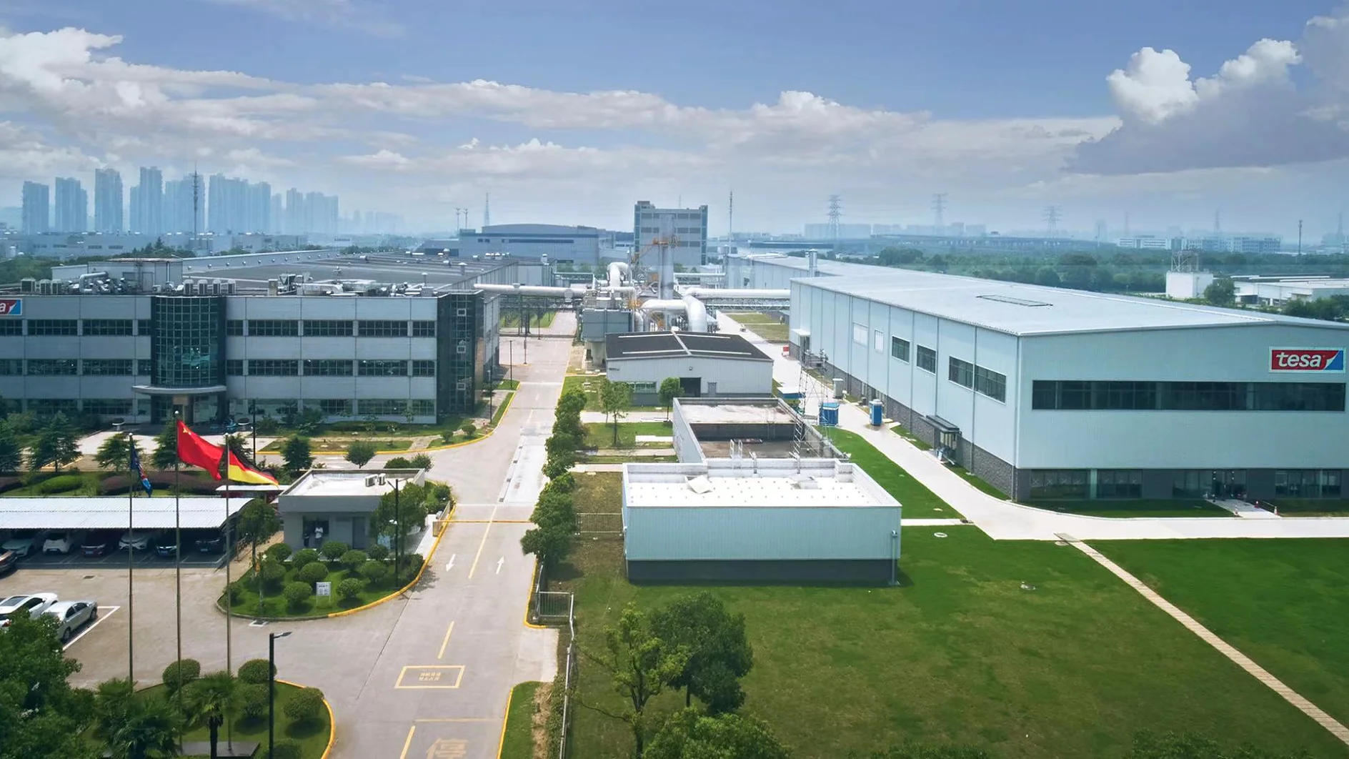 Das erweiterte tesa Werk im chinesischen Suzhou. Herzstück des Neubaus mit einer Gesamtfläche von 15.000 Quadratmetern und einem Investitionsvolumen von 32 Millionen Euro ist eine der weltweit modernsten Reinraum-Einheiten zur Herstellung von Präzisions-Klebebändern.