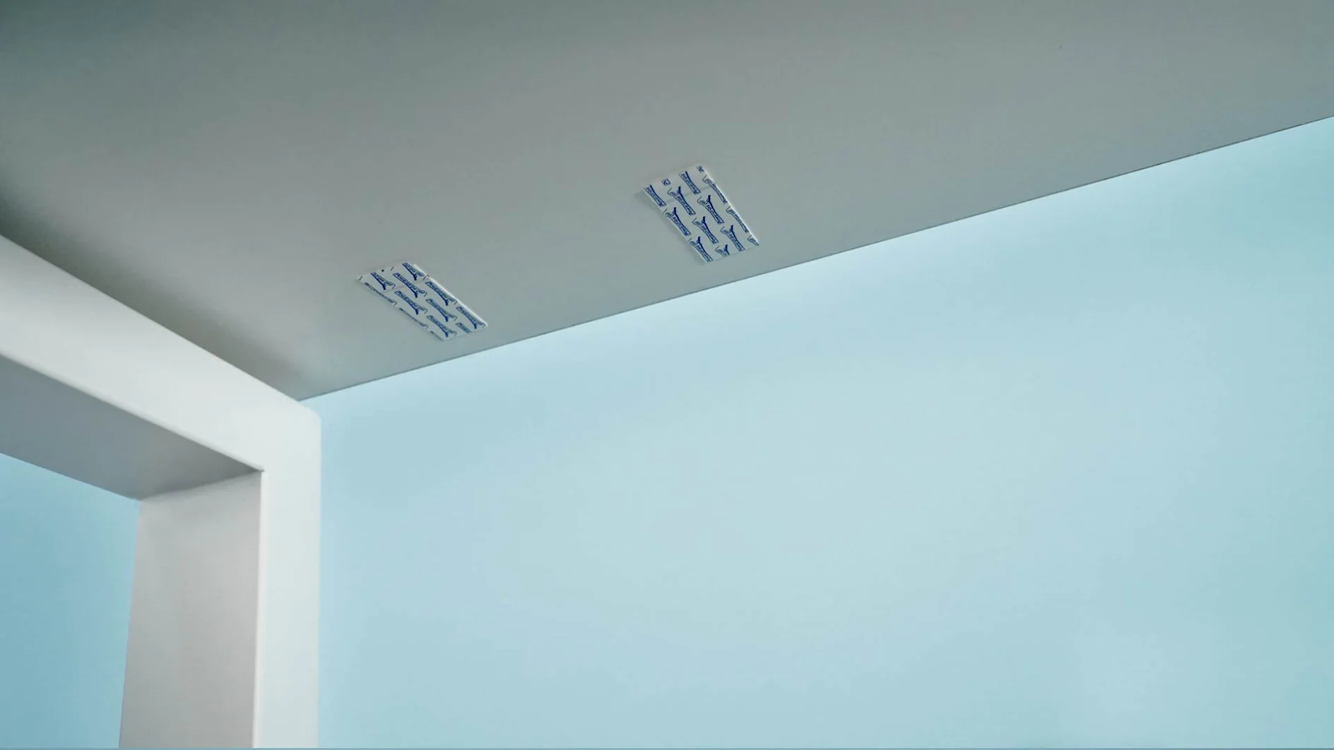 Mehrfachsteckdose verstecken, Step 2: tesa® Powerstrips kleben unter der Tischplatte