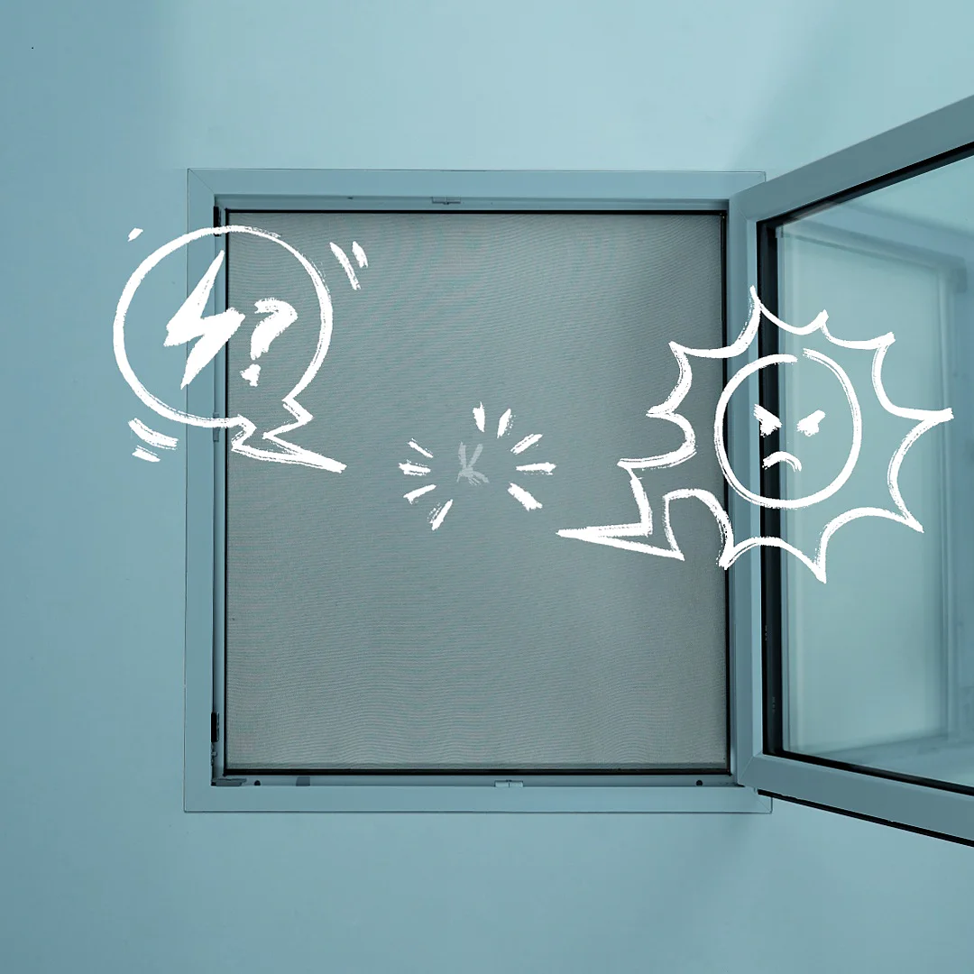 Insektenschutzgitter am Fenster mit weißen Zeichnungen von Sonne und Blitz als Dekoration.