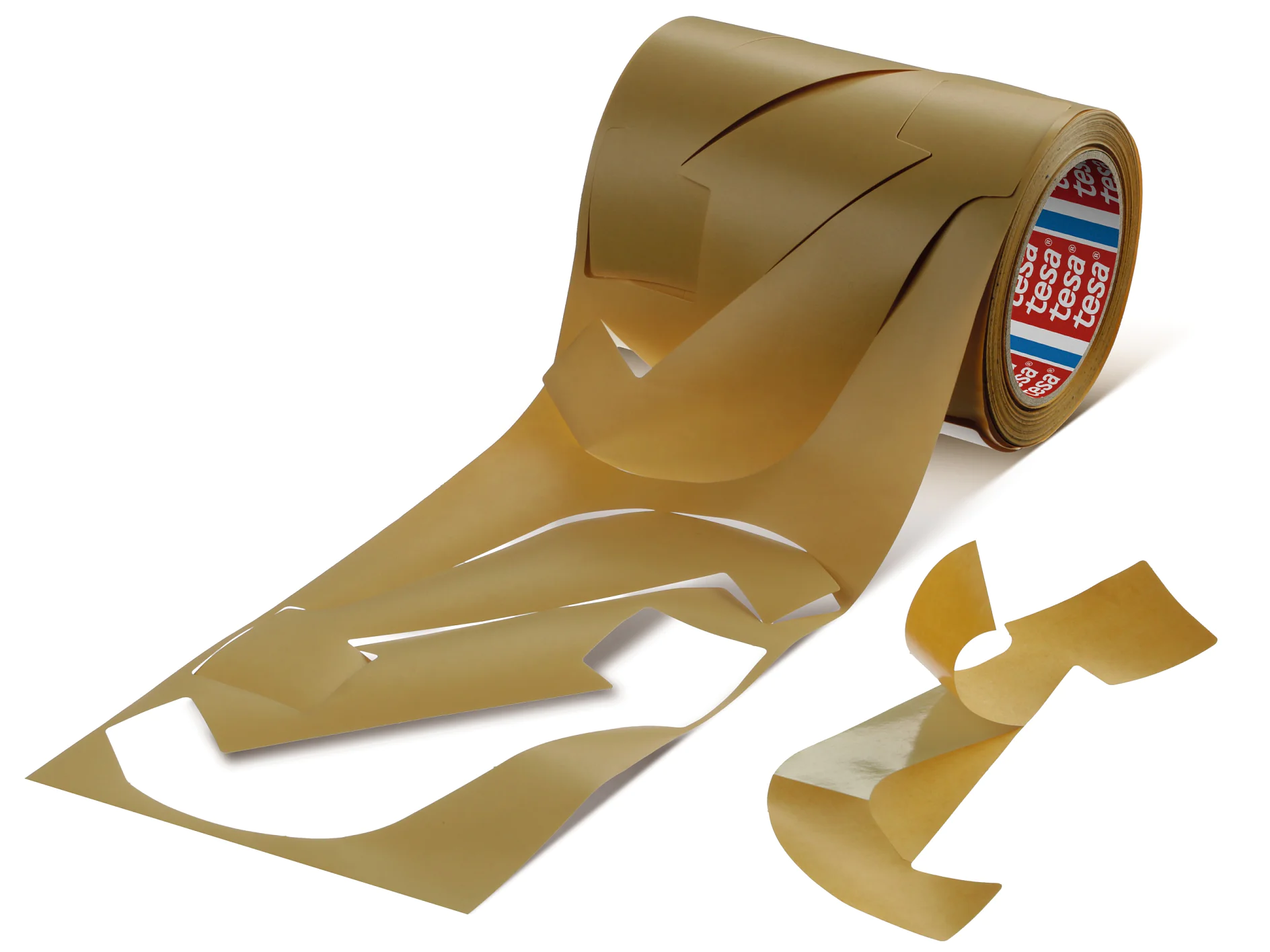 Eine Rolle braunes Tesa-Klebeband mit mehreren kurvigen, unregelmäßigen Schnitten, die ein Muster aus abstrakten Formen ergeben. Die Schnitte sind seitlich angeordnet. Die Tesa-Bandrolle hat auf dem inneren Kern ein Markenetikett. (This text has been generated by AI)