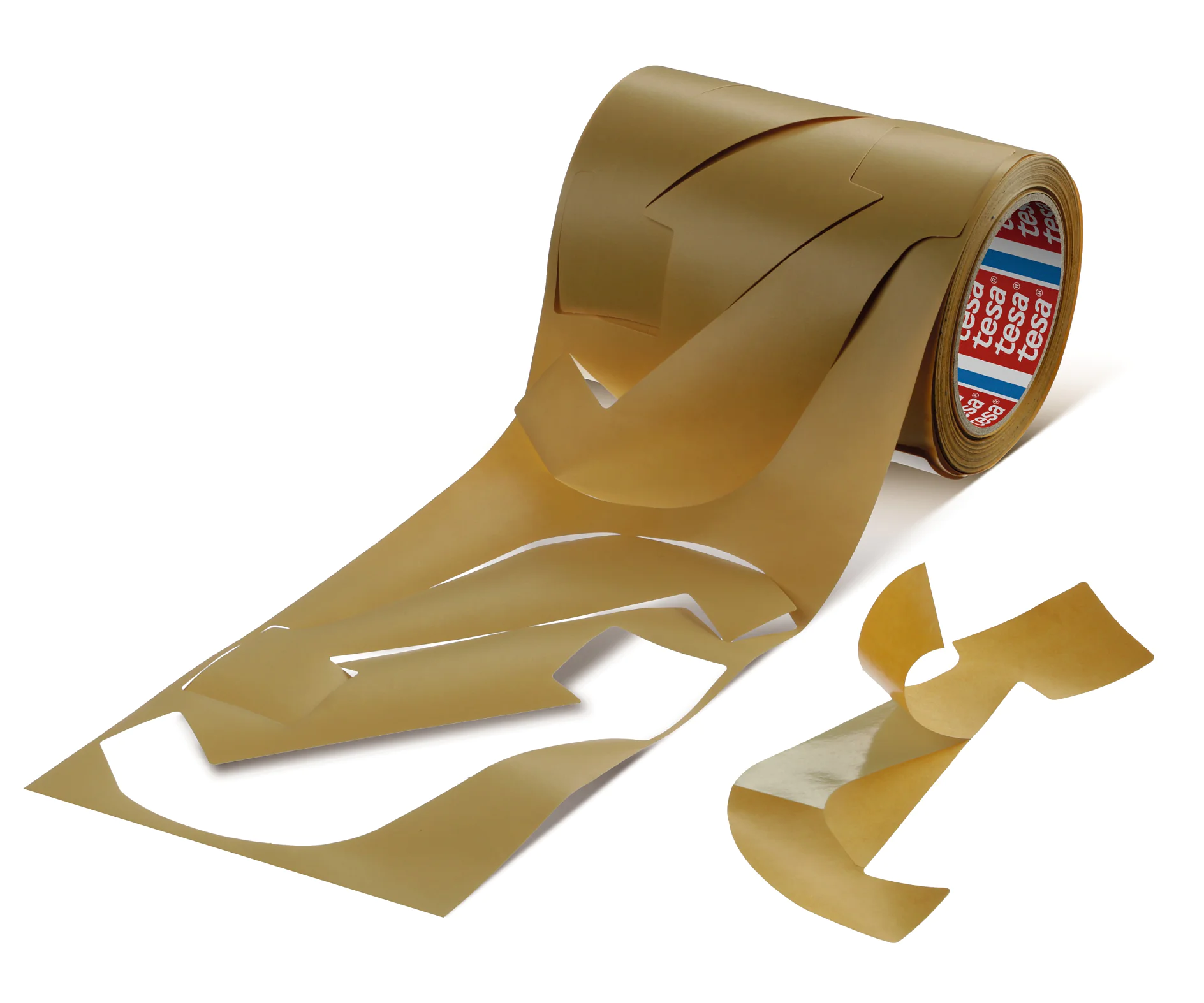 Eine Rolle braunes Tesa-Klebeband mit mehreren kurvigen, unregelmäßigen Schnitten, die ein Muster aus abstrakten Formen ergeben. Die Schnitte sind seitlich angeordnet. Die Tesa-Bandrolle hat auf dem inneren Kern ein Markenetikett. (This text has been generated by AI)