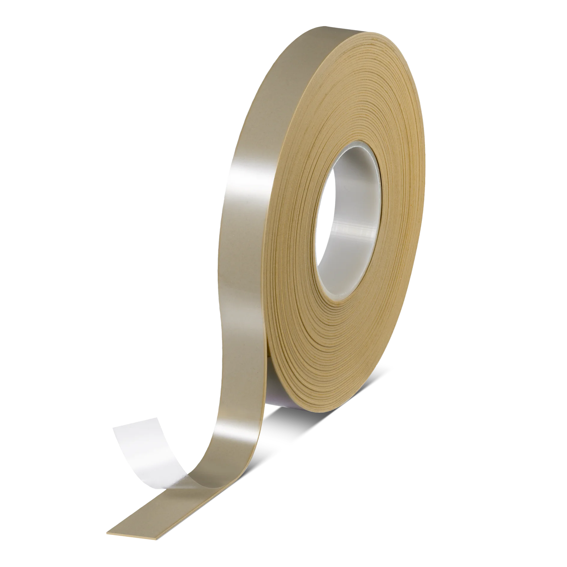 tesa®FUSE 45012 Eine Rolle beiges Tesaband mit einem teilweise abgerollten Ende, das sich nach oben wölbt. Das Tesaband hat eine reflektierende Oberfläche und der innere Kartonkern ist sichtbar. Der Hintergrund ist schlicht weiß. (This text has been generated by AI)