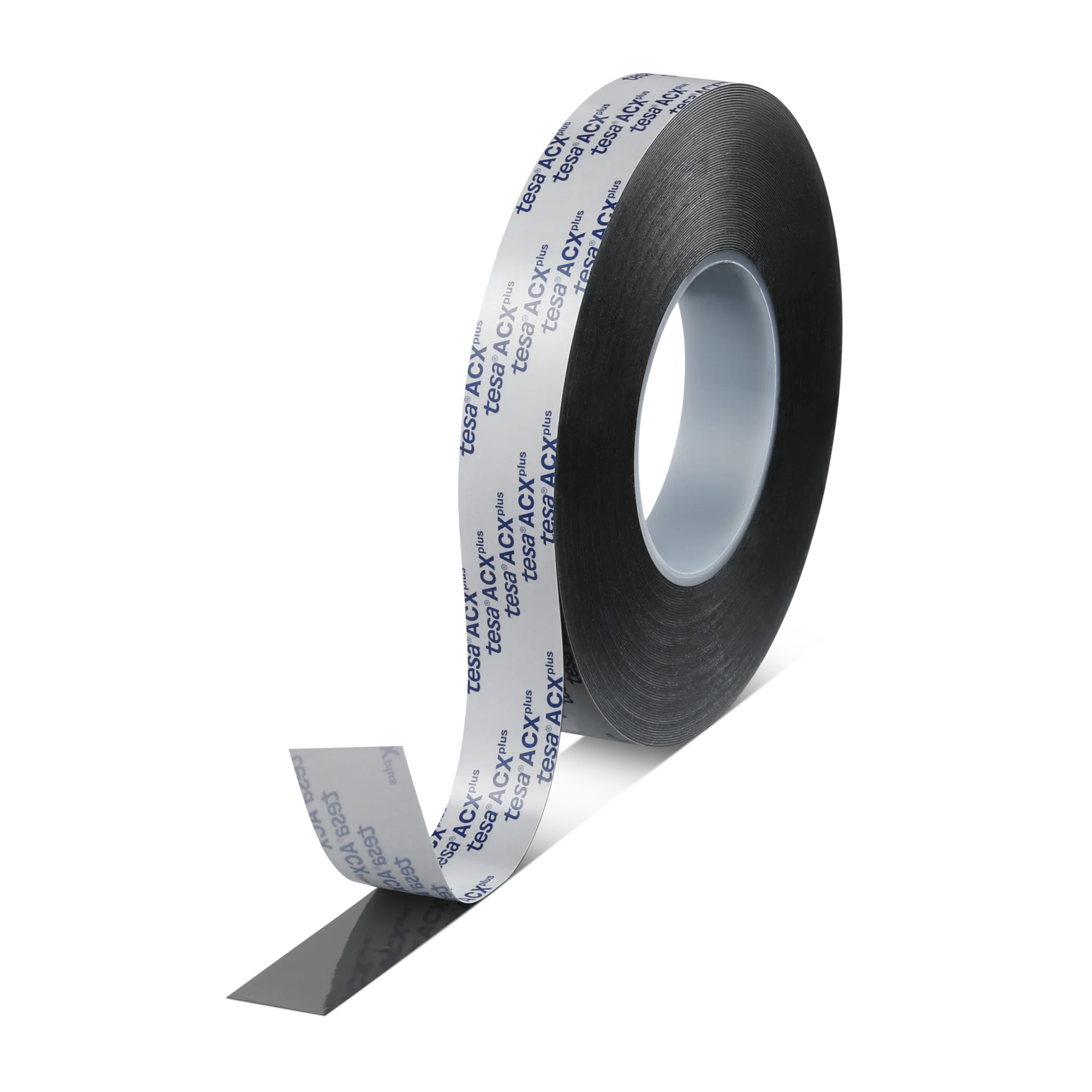 tesa® 7072 Eine Rolle schwarzes Tesa-Klebeband wird abgerollt und gibt den auf der Oberfläche aufgedruckten Text frei. Das Tesa-Band hat eine glänzende Oberfläche und ist teilweise abgerollt, mit der Klebeseite nach unten. Der Hintergrund ist schlicht grau. (This text has been generated by AI)