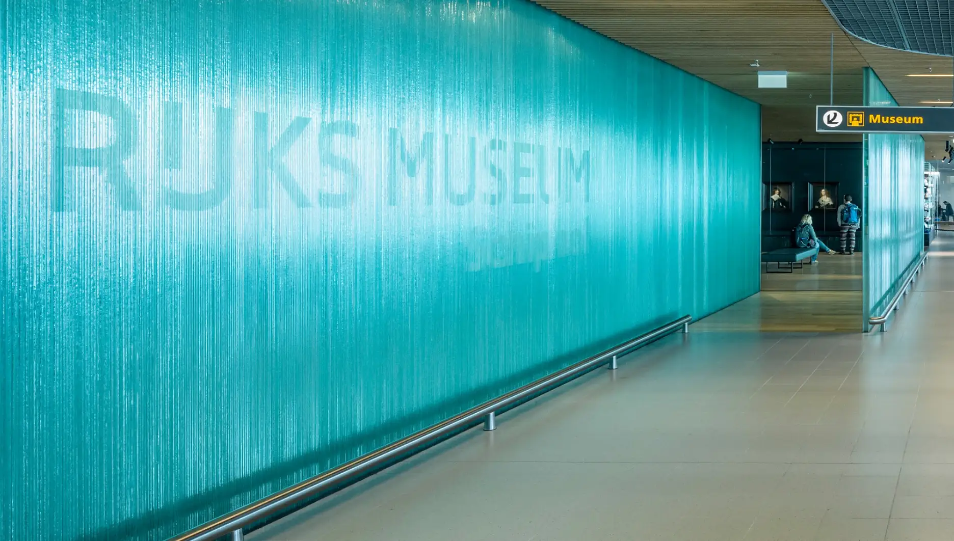 tesa® ACXplus ermöglichte das innovative Verkleben von Glaselementen am Flughafen Schiphol in Amsterdam.