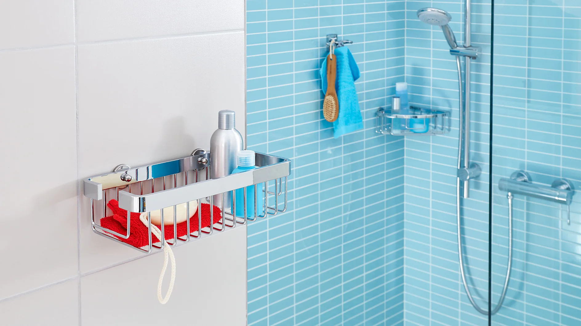 Die tesa® ALUXX Badablage ist mit ihren runden bzw. abgerundeten Formen und glänzenden Oberflächen ein stilvolles Badaccessoire. Auf einer Breite von 30 cm haben Badutensilien viel Platz, z. B. Duschgels oder Shampoos. Der tiefe Boden sorgt für einen sicheren Stand. Die Badablage wird dank der patentierten Klebelösung ohne Bohren angebracht. Befestigungsadapter und Klebmasse entfalten eine außergewöhnlich hohe Haltekraft. Dennoch lässt sich die Badablage jederzeit problemlos ablösen und mit einem neuen Befestigungsadapter (BK43-2) wiederverwenden. Badfliesen bleiben so stets unbeschädigt.