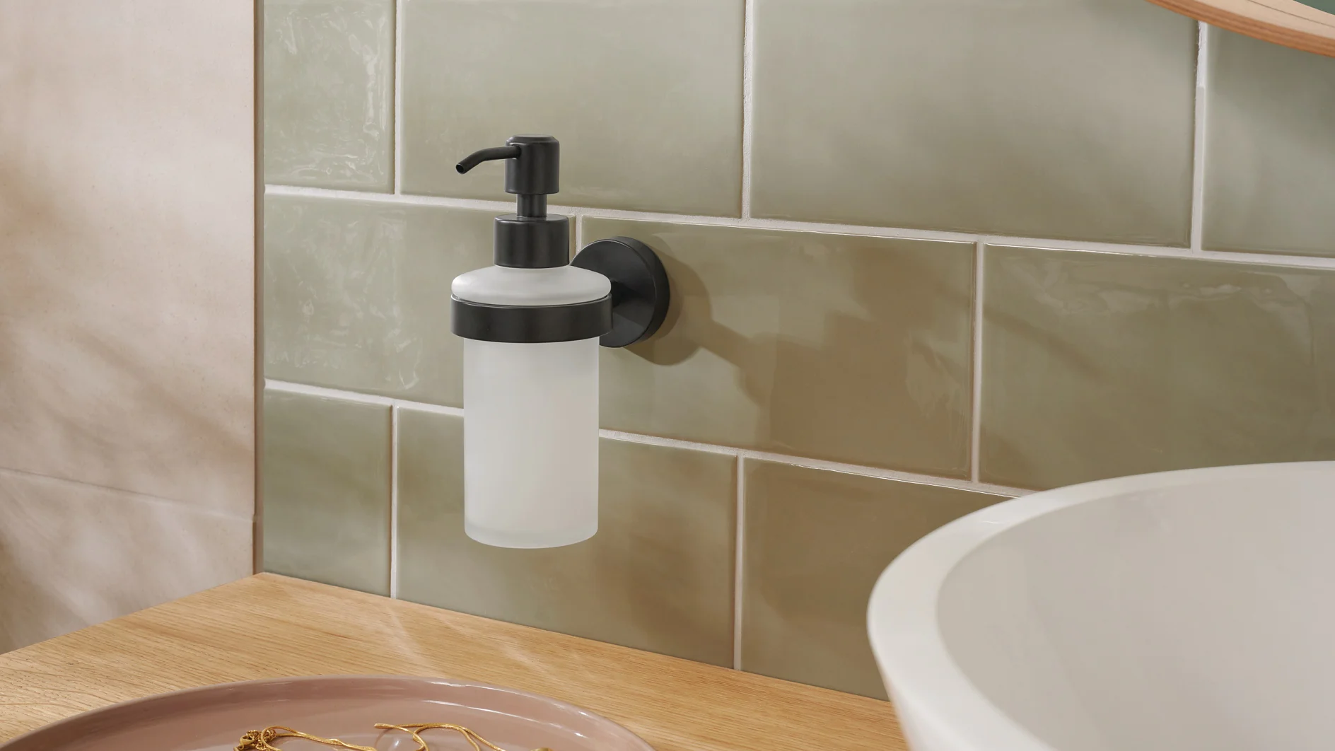 tesa_Moon_coloured_Soap_dispenser_step_07of10_ap tesa_Moon_coloured_Soap_dispenser_step_07of10_ap