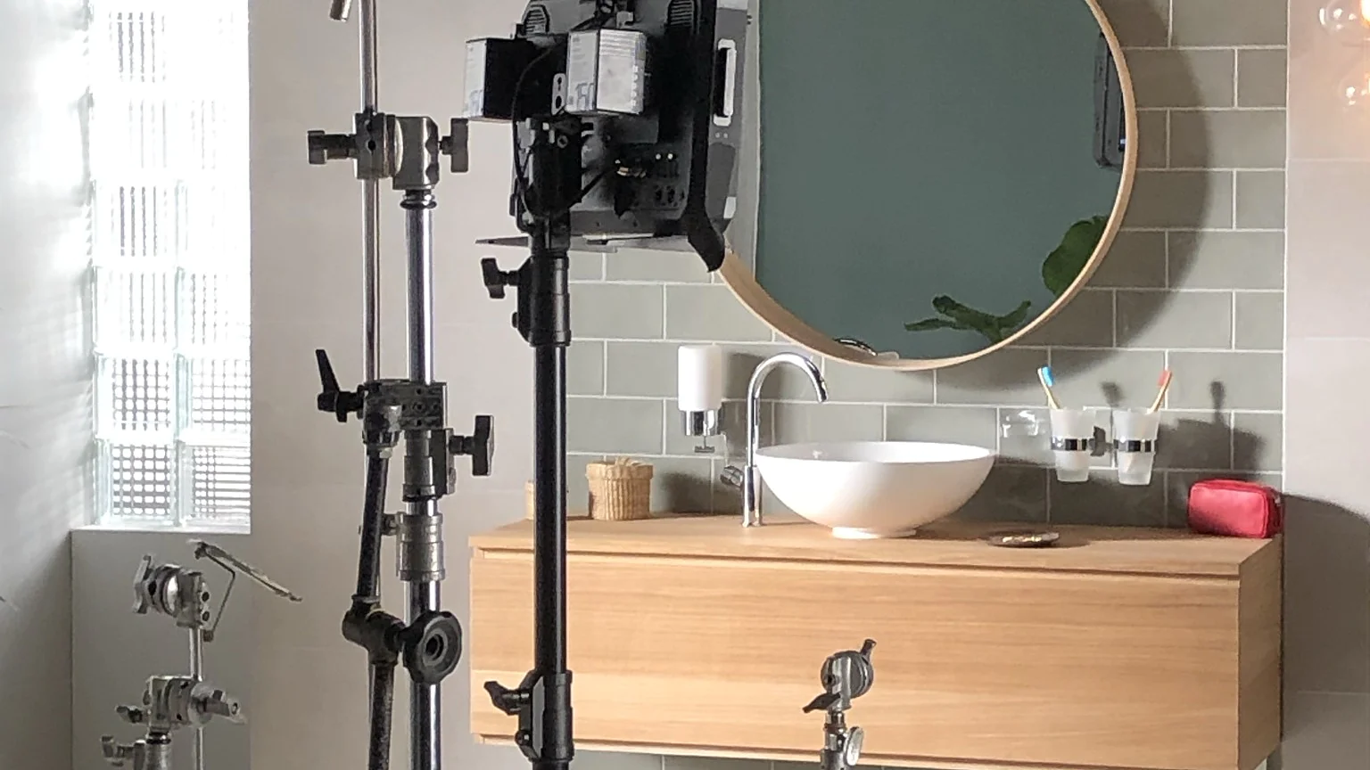 In der aktuellen tesa Kampagne setzt das Unternehmen seine Bad-Accessoires in Szene.