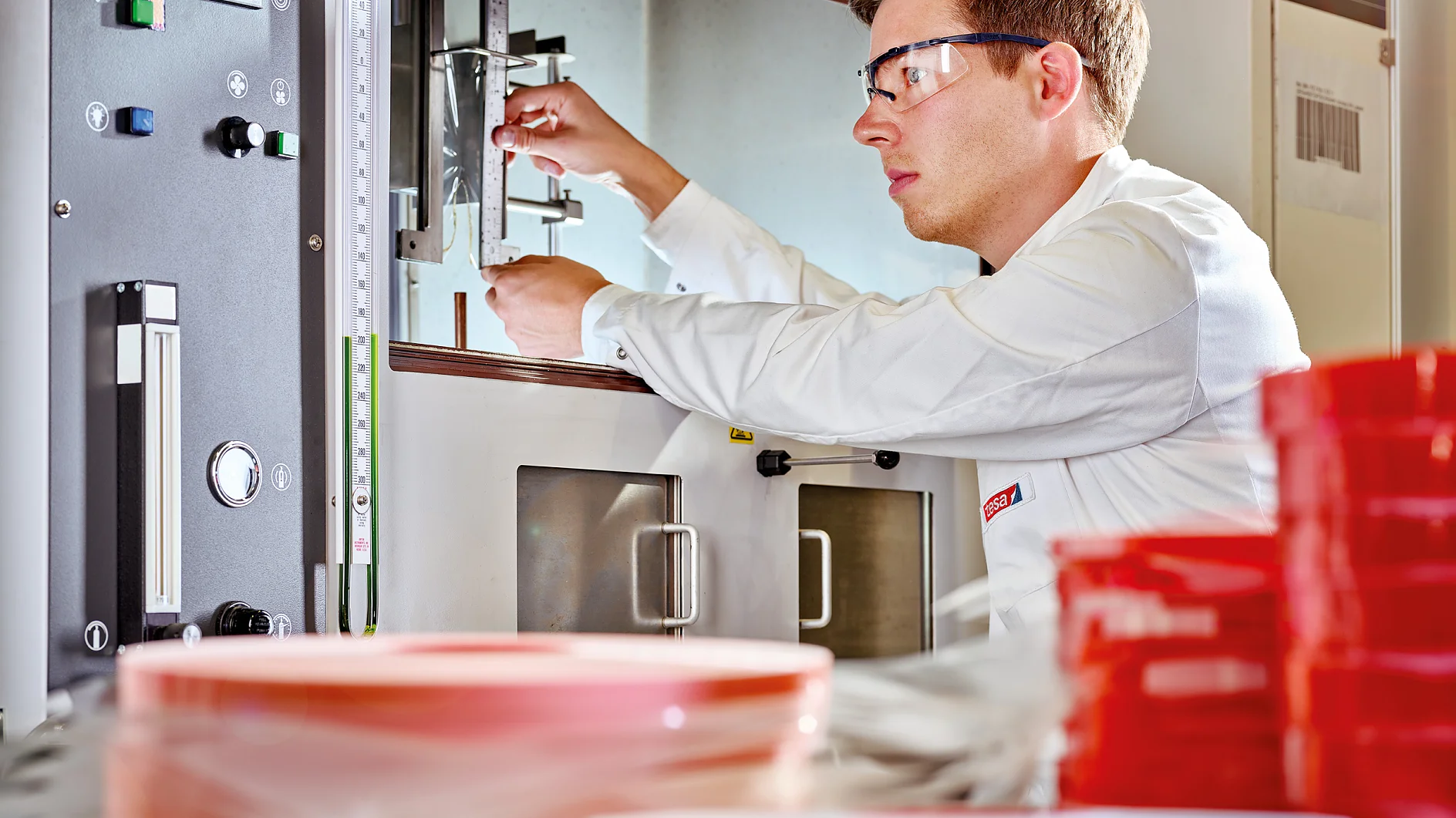 Dr. Felix Budde, Teil des Entwicklungsteams, bei seiner Arbeit im Labor.