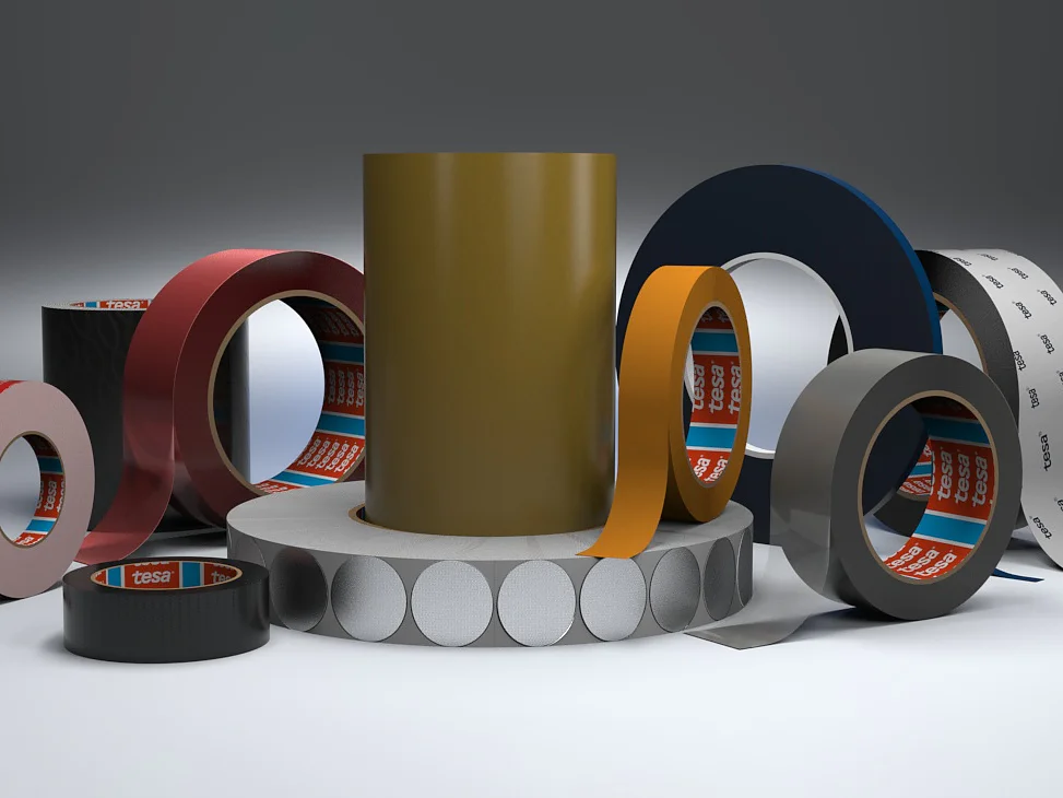 Vor einem neutralen Hintergrund werden verschiedene Rollen Tesa-Klebeband in unterschiedlichen Farben und Größen präsentiert. Die Tesa-Bänder sind in Rot, Schwarz, Braun, Blau, Orange und mit Mustern erhältlich, einige stehen und andere liegen. (This text has been generated by AI)