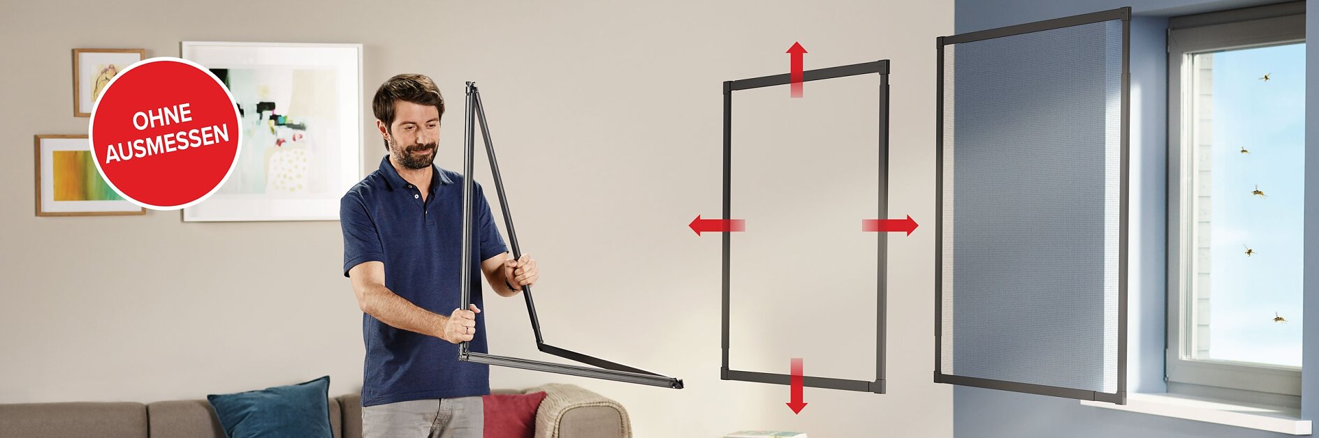 Ein Mann montiert in einem Wohnzimmer ein Fliegengitter. Neben ihm zeigen Anweisungen den Montagevorgang, wobei rote Pfeile die Bewegung anzeigen. Ein weiteres Fliegengitter wird an einem Fenster montiert, aus dem Fliegen fliegen. Auf einem roten Schild steht „OHNE AUSMESSEN“, während das Gitter mit Tesa-Klebeband befestigt wird. (This text has been generated by AI)