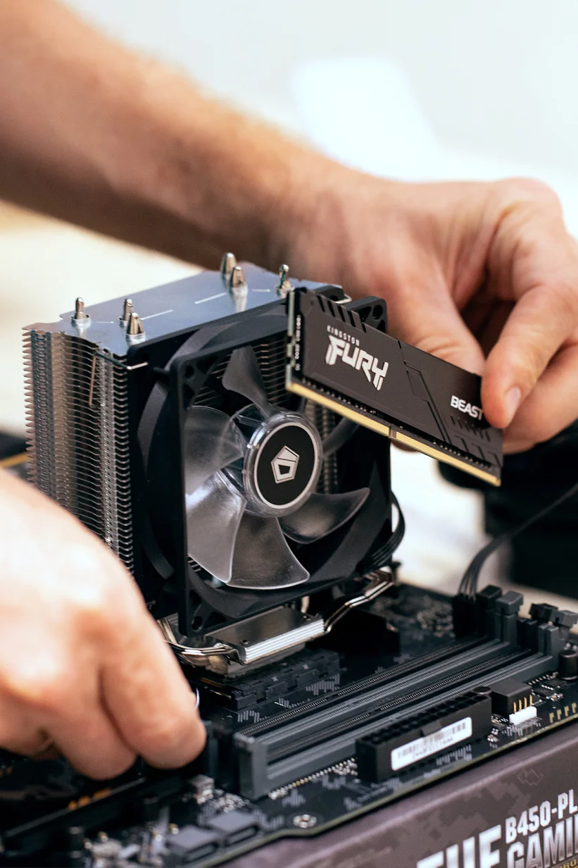 Beschnittenes Bild eines Mannes, der einen Fury Beast DDR4-Speicherstick auf der Hauptplatine eines professionellen PCs für das Kryptowährungs-Mining installiert. Russland, 17.08.2021