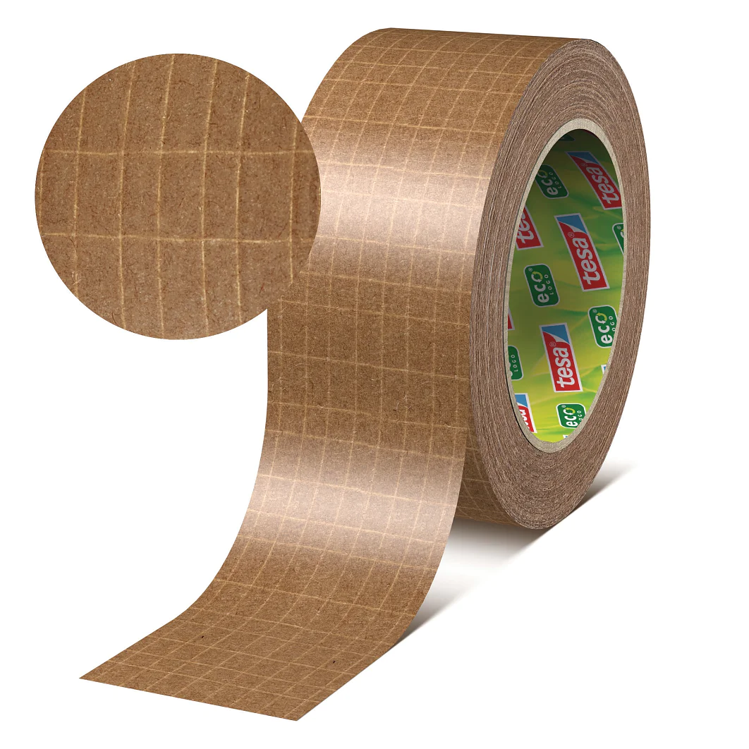 Eine Rolle braunes, umweltfreundliches tesa-Klebeband mit Gittermuster, von dem ein Abschnitt abgerollt ist. Die Innenseite der Rolle zeigt ein farbenfrohes Design mit dem mehrfach wiederholten Markennamen „tesa eco“. Eine detaillierte Nahaufnahme des Musters ist zu sehen. (This text has been generated by AI)