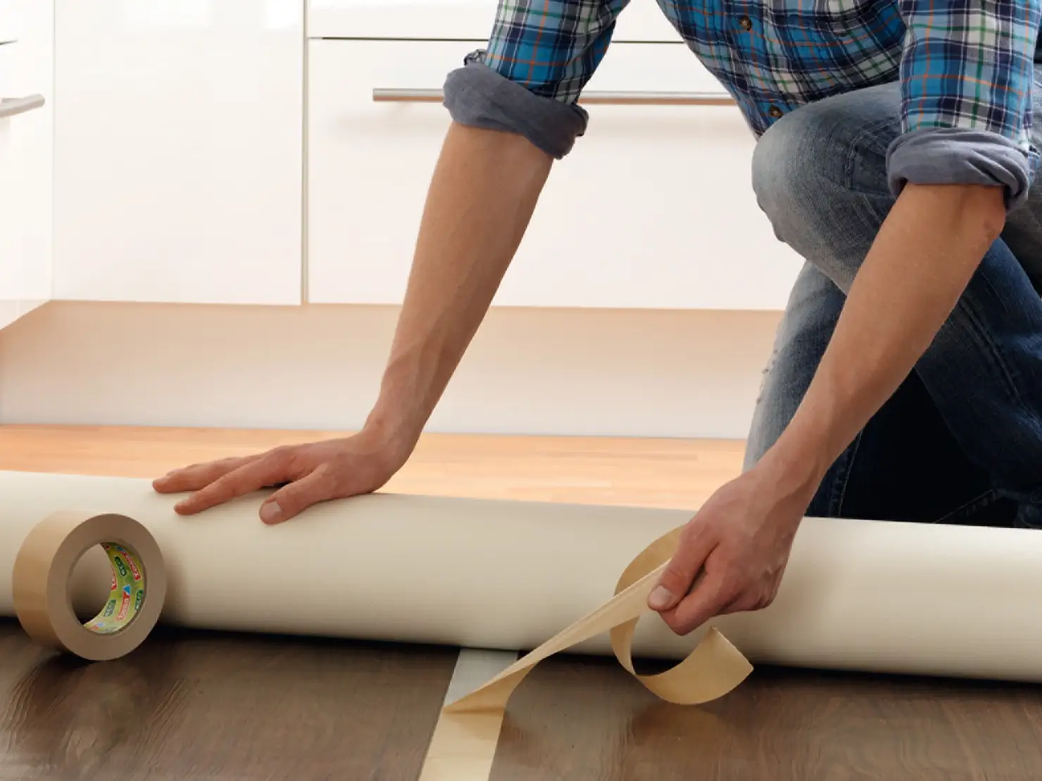 Teppich oder Bodenbelag verlegen – tesa® doppelseitiges Klebeband bietet die ideale Lösung