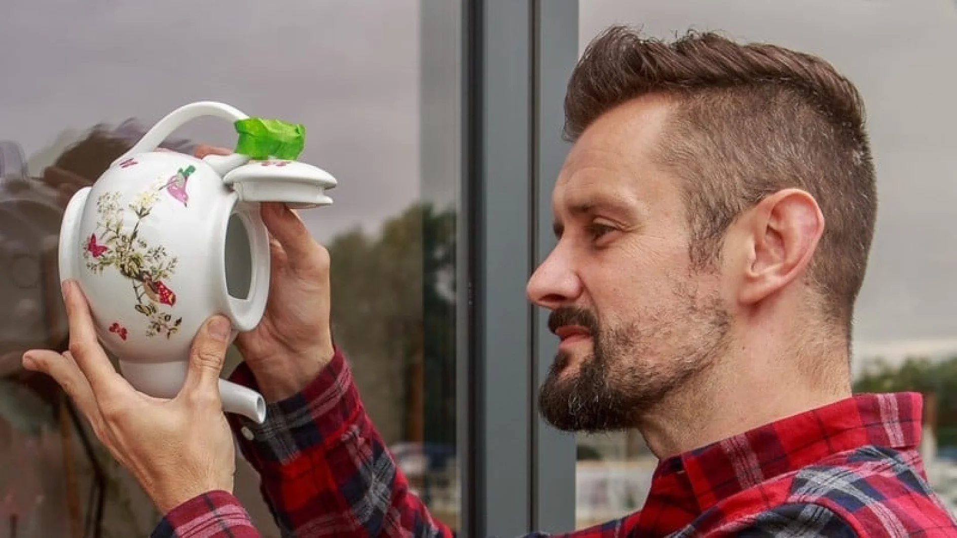 six9_800_Max_McMurdo_firmly_presses_teapot_onto_window_with_Sugru