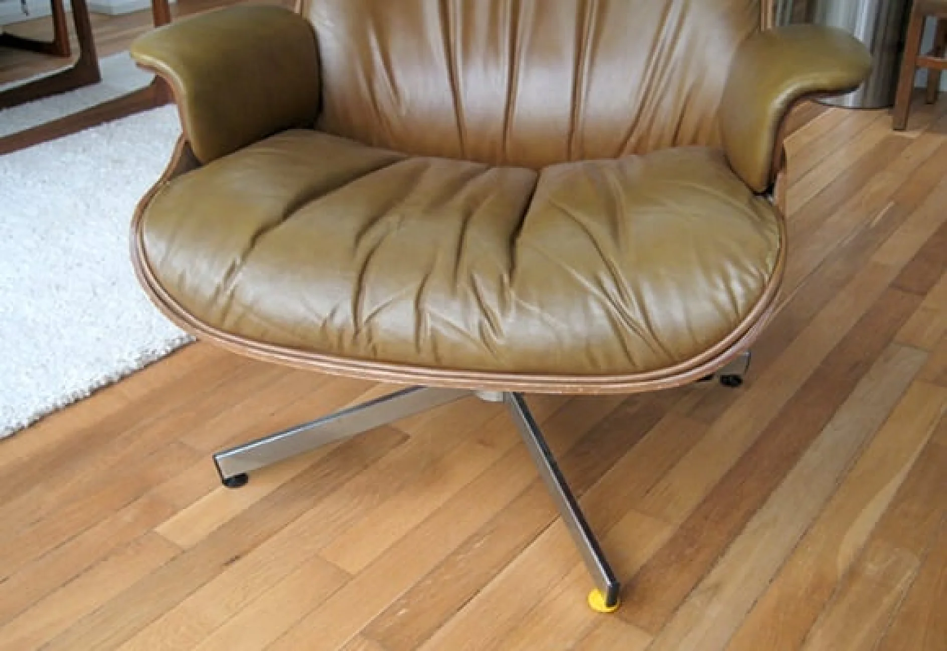 eames_chair_foot