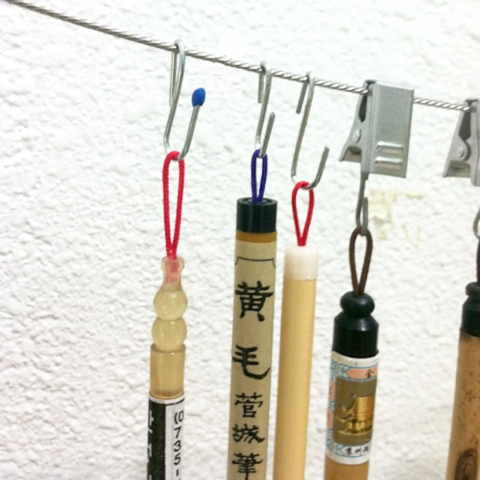 hang-brushes-use