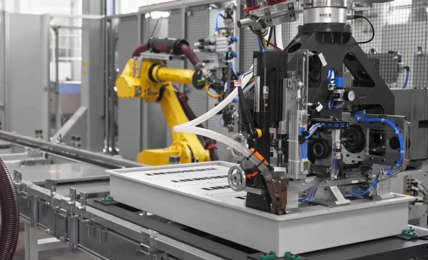 Kompetenz im Dreierpack: tesa, Vulkan Technic und Liebherr bringen eine gemeinsame und voll automatisierte Montagelinie für Batteriepacks auf den Markt.