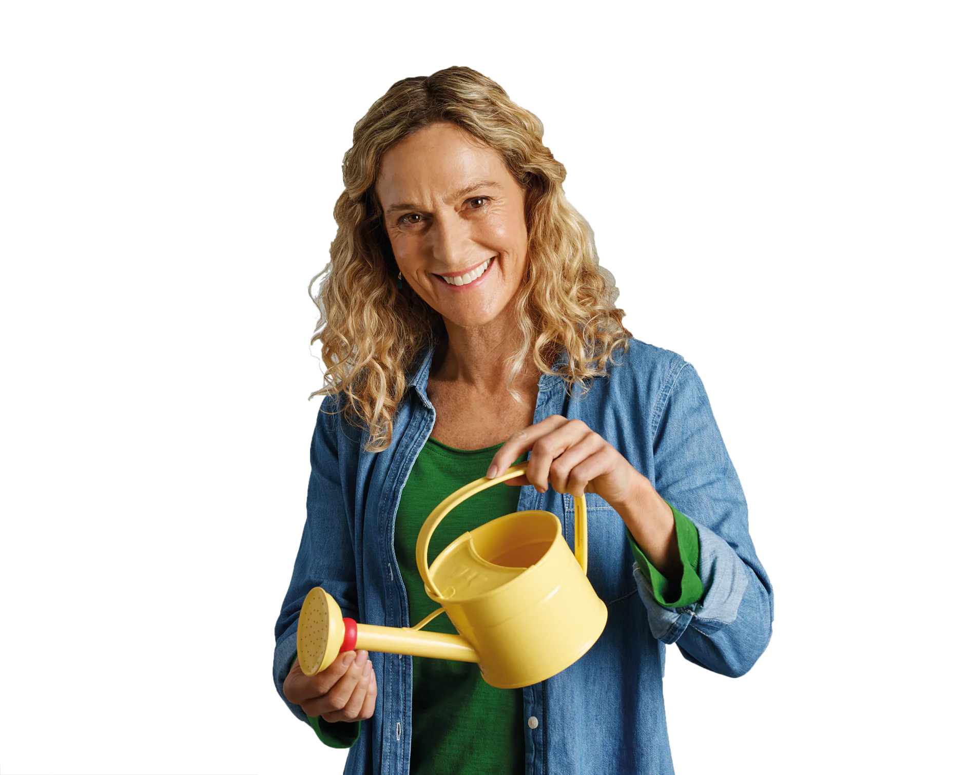 Kim posing with watering can 1 CMYK Eine Person mit lockigem blondem Haar hält eine gelbe Gießkanne und lächelt in die Kamera. Sie trägt eine blaue Jeansjacke über einem grünen Hemd und steht vor einem schlichten weißen Hintergrund. (This text has been generated by AI)