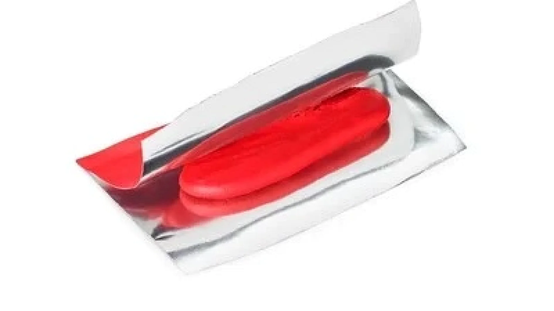 six9_400_n_600_FSF_online_sachet_BWGR Ein roter Kaugummistreifen, der teilweise in glänzendes silbernes Tesa-Klebeband eingewickelt ist, wobei die Kanten des Tesa-Klebebands nach hinten gefaltet sind, sodass der Kaugummi sichtbar wird. Der Kontrast zwischen dem leuchtend roten Kaugummi und der reflektierenden silbernen Verpackung ist deutlich. (This text has been generated by AI)