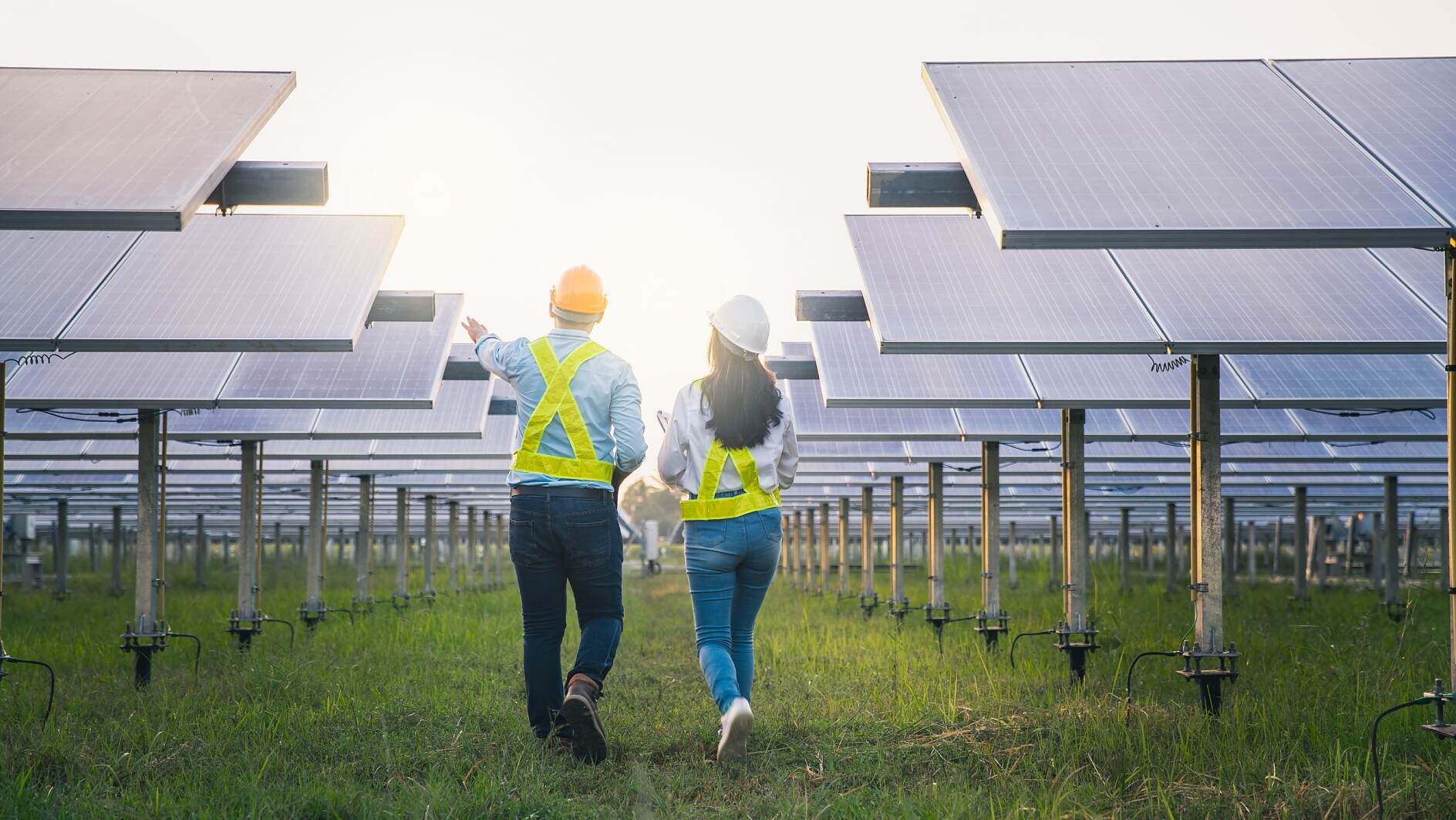 Männlicher und weiblicher Angestellter bei der Wartung von Solarzellen, die Sonnenenergie sammeln. Ingenieur bei der Arbeit an der Überprüfung und Wartung der Ausrüstung in der Industrie Solarenergie.