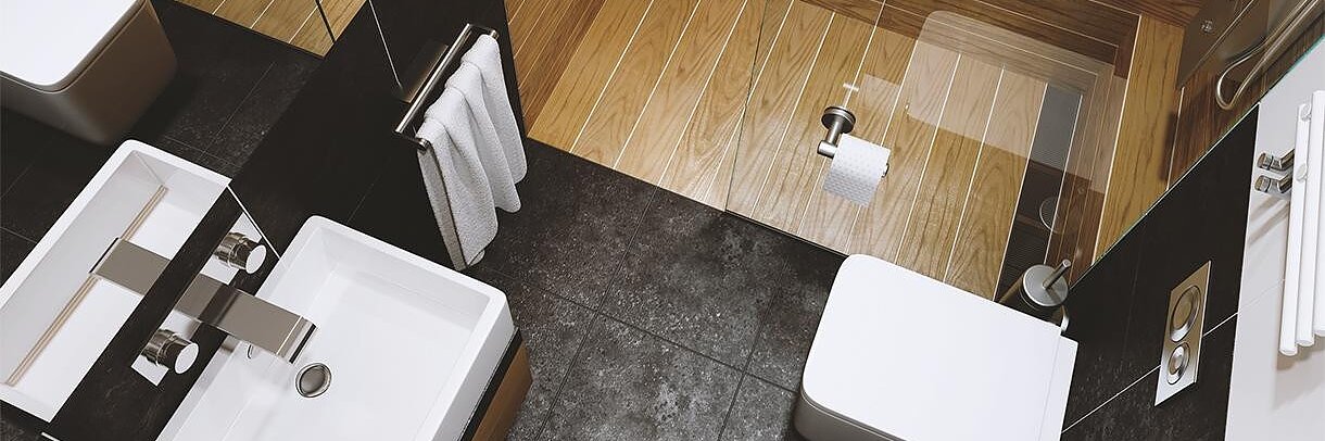 Modernes Badezimmer mit Akzenten in Schwarz und Holz. Verfügt über ein weißes Waschbecken, einen an der Wand montierten Wasserhahn und einen Spiegel auf der linken Seite. Eine Toilette mit einem an der Wand montierten Toilettenpapierhalter aus Tesa-Klebeband befindet sich auf der rechten Seite. Der Duschbereich hat Glaswände und holzähnliche Fliesen. (This text has been generated by AI)