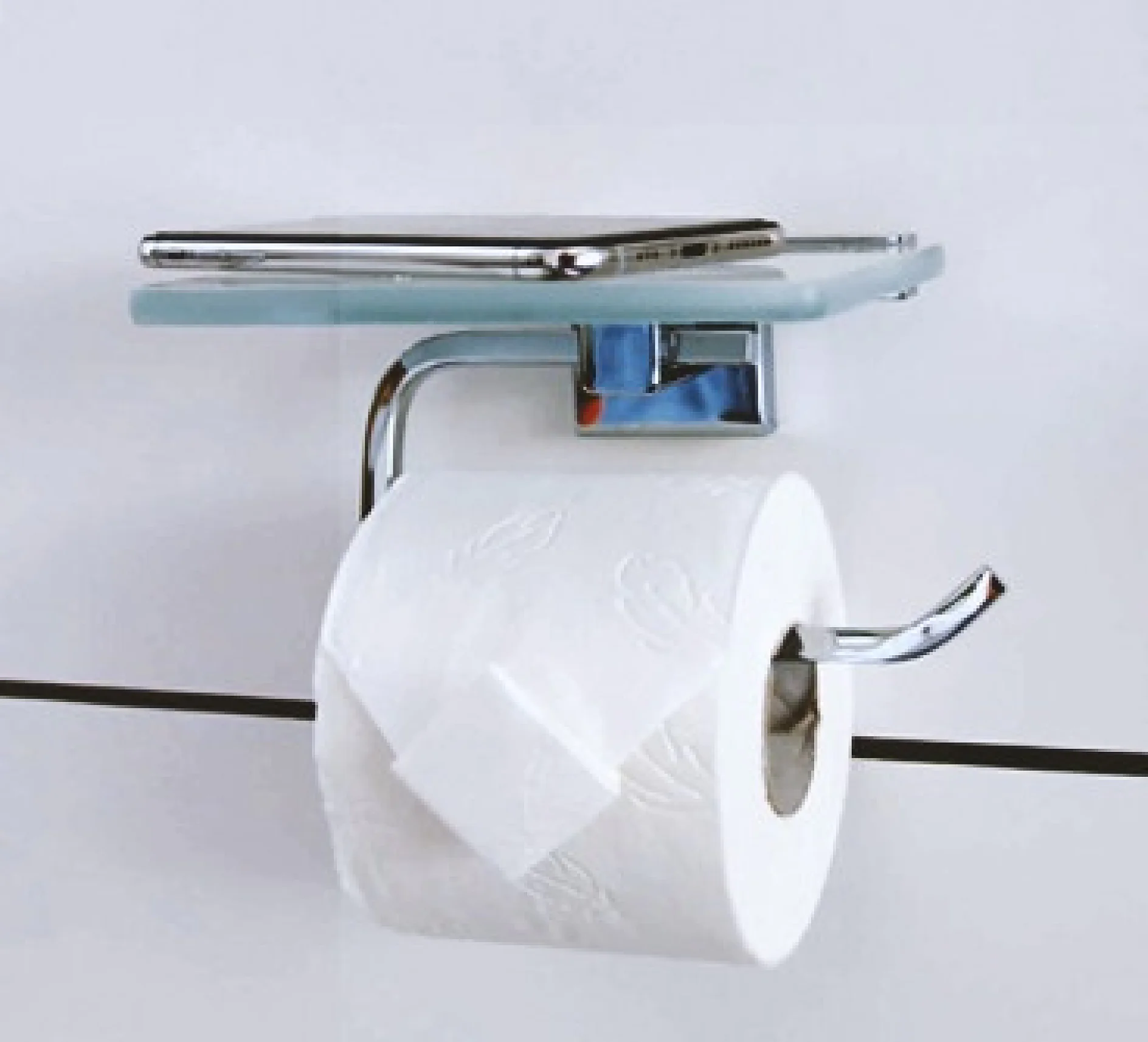 klohrolle-mit-ablageDodjaSD0pOUksvaBUN4ENGRUuG_800x800 An einer Wand ist ein verchromter Toilettenpapierhalter angebracht, auf dem sich eine Rolle weißes Tesa-Klebeband befindet. Darüber liegt auf einer kleinen Glasablage ein Smartphone. Die Wand ist weiß mit schwarzen Fugen. (This text has been generated by AI)