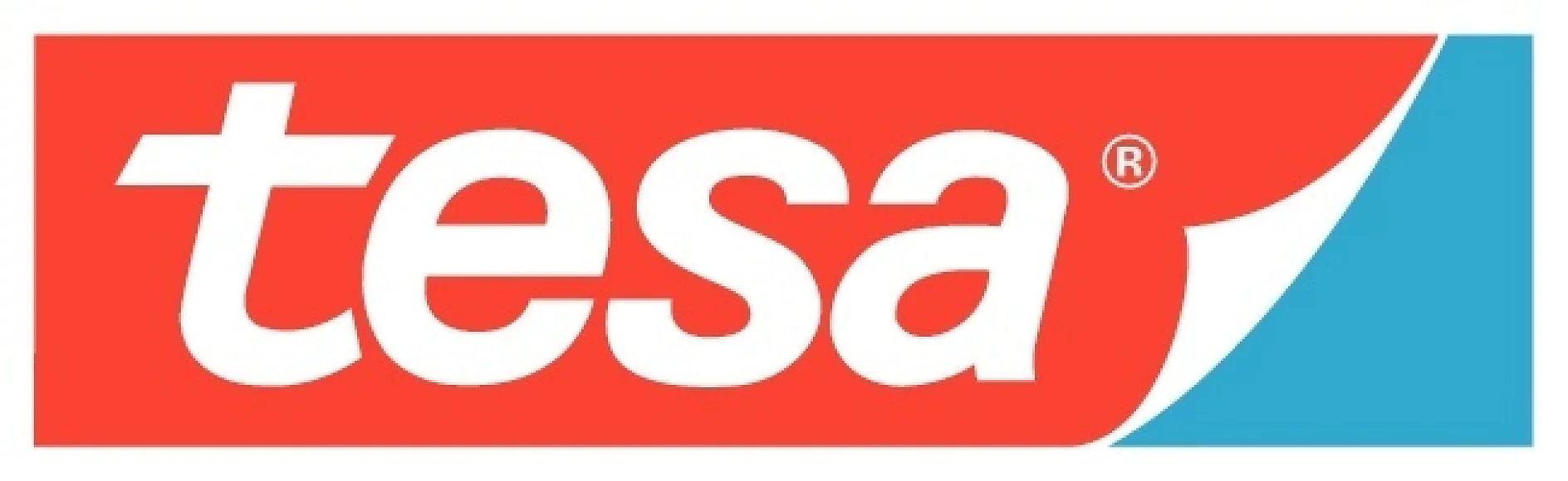 Logo der Marke „tesa“ mit „tesa“ in weißen Kleinbuchstaben auf rotem Hintergrund. Unten rechts ist eine blaue Dreiecksform zu sehen, die einen Peeling-Effekt suggeriert. (This text has been generated by AI)