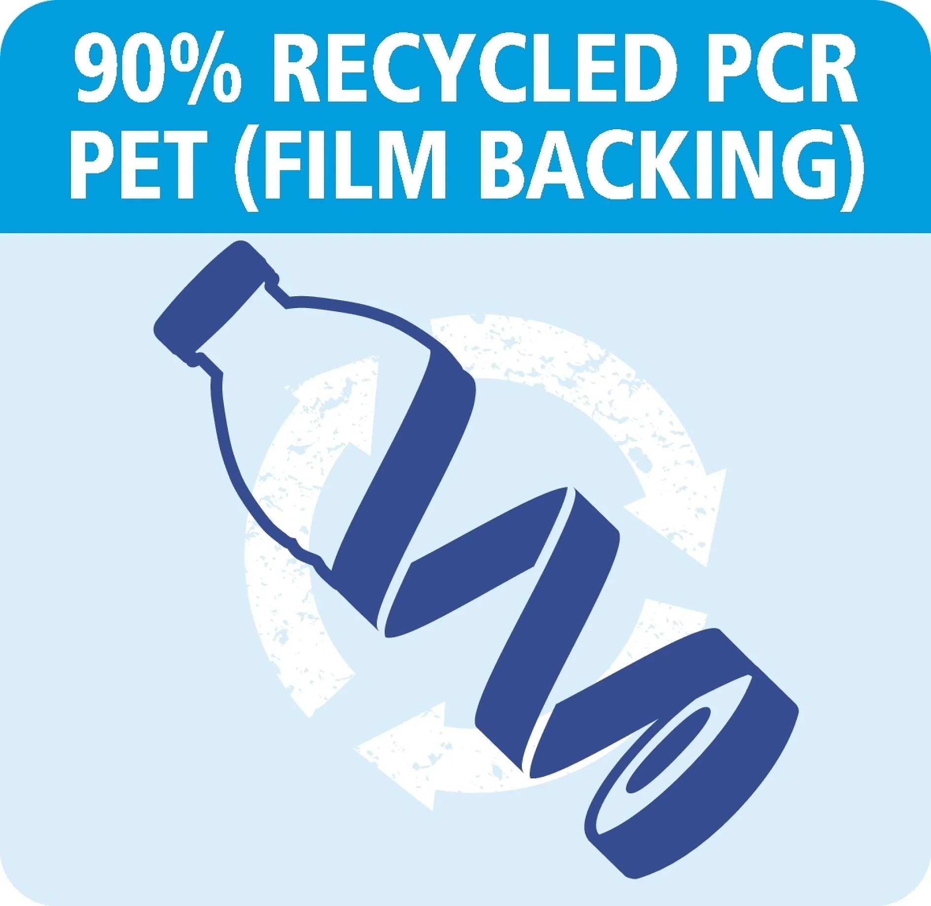 Abbildung einer blauen Plastikflasche mit spiralförmigem Pfad, umgeben von Pfeilen, die ein Recyclingsymbol bilden. Der Text oben lautet „90 % RECYCELTES PCR-PET (Tesa-Klebeband-FILMRÜCKSEITE)“ auf blauem Hintergrund. (This text has been generated by AI)