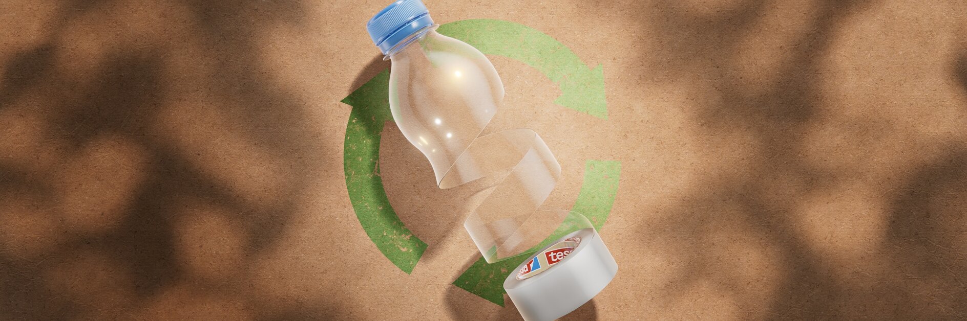 Eine Plastikflasche ist in drei getrennten Abschnitten dargestellt: oben, Mitte und unten. Sie steht vor einem braunen Hintergrund mit einem grünen Recyclingsymbol. Im Hintergrund sind Schatten von Blättern sichtbar. (This text has been generated by AI)