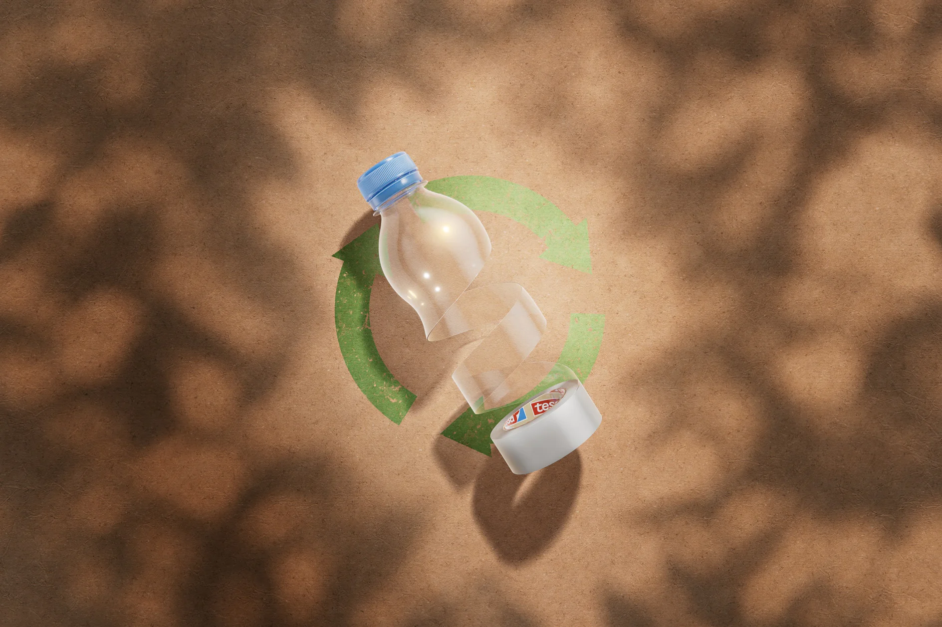 Eine Plastikflasche ist in drei getrennten Abschnitten dargestellt: oben, Mitte und unten. Sie steht vor einem braunen Hintergrund mit einem grünen Recyclingsymbol. Im Hintergrund sind Schatten von Blättern sichtbar. (This text has been generated by AI)