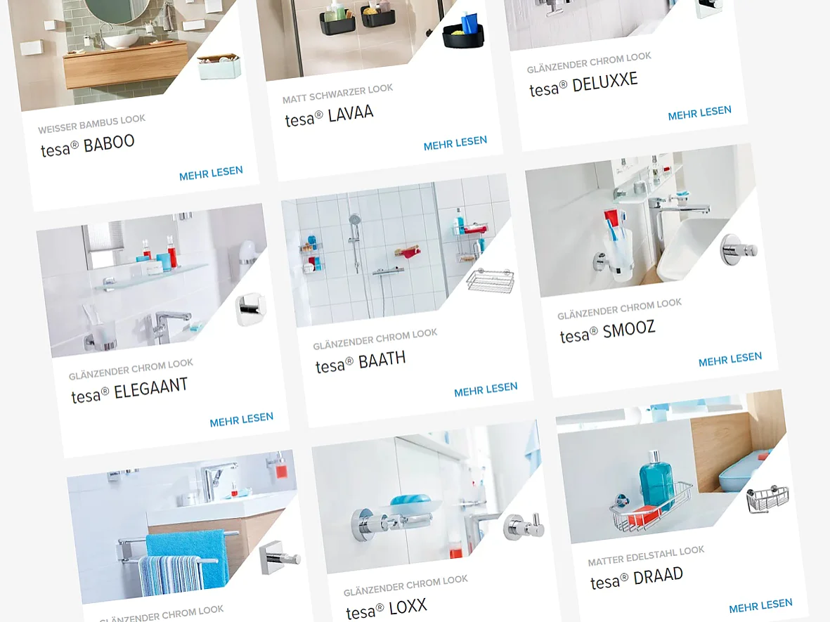 Raster mit Produktanzeigen, die verschiedene Badezimmeraccessoires mit Namen wie „BABOO“, „DELUXXE“ und „LOXX“ zeigen. Jede Anzeige enthält ein Bild einer Badezimmereinrichtung, in der das Produkt präsentiert wird. Der Text enthält Markennamen und Links mit der Aufschrift „MEHR LESEN“. Alle Produkte sind sicher mit Tesa-Klebeband befestigt, das für zuverlässige Haftung sorgt. (This text has been generated by AI)