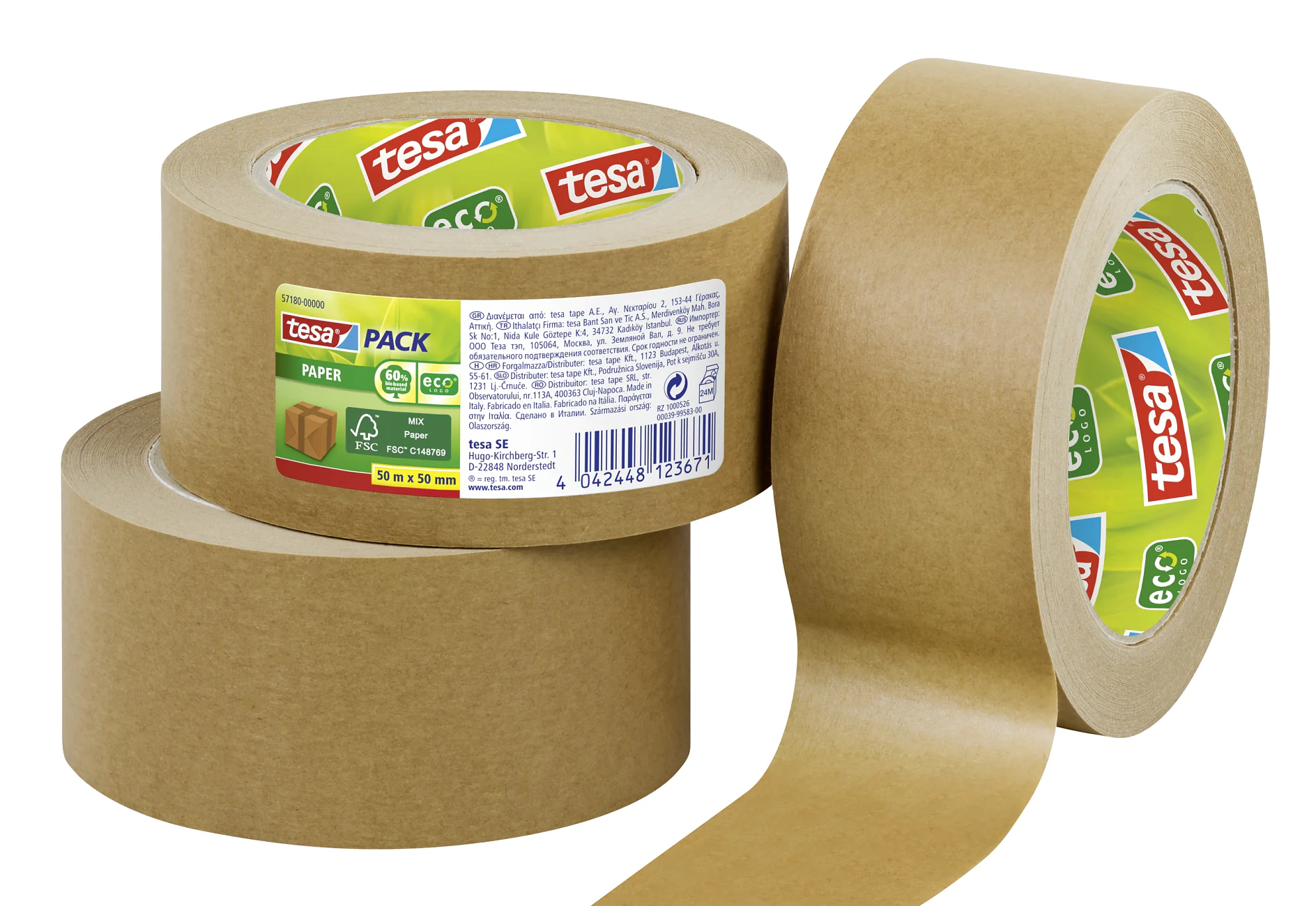 Abgebildet sind drei Rollen braunes Tesa-Klebeband. Zwei Rollen stehen aufrecht und zeigen das Tesa-Markenlogo und die Umweltkennzeichnung. Die dritte Rolle ist abgespult und zeigt die Klebeseite. Der Strichcode und die Produktdetails sind auf dem Etikett sichtbar. (This text has been generated by AI)