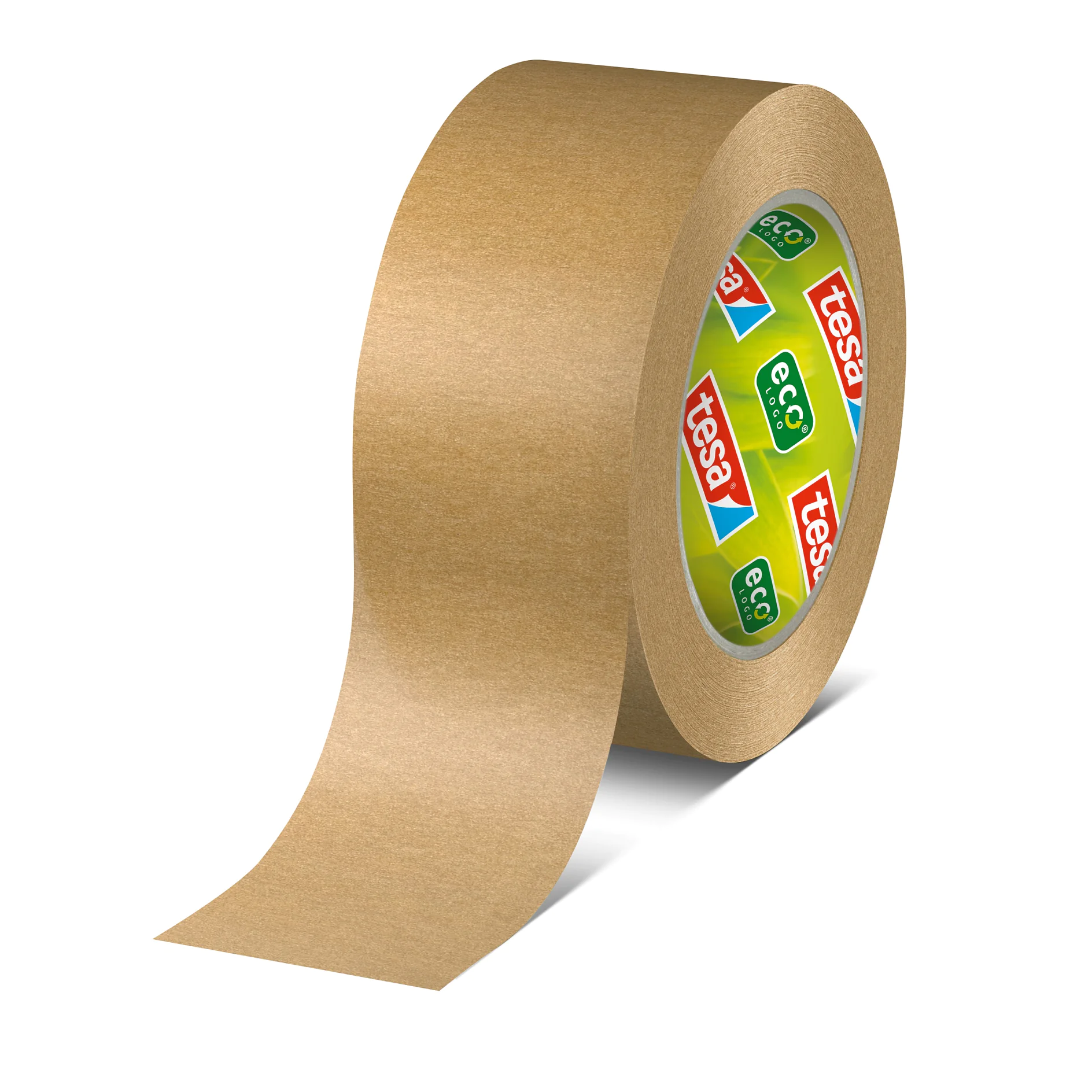 Eine Rolle braunes Tesa-Verpackungsband mit dem Markennamen „tesa“ auf dem Innenetikett. Das Tesa-Band ist teilweise abgerollt. Auf der Innenseite der Rolle ist außerdem der Schriftzug „eco“ auf grünem Hintergrund zu sehen. (This text has been generated by AI)