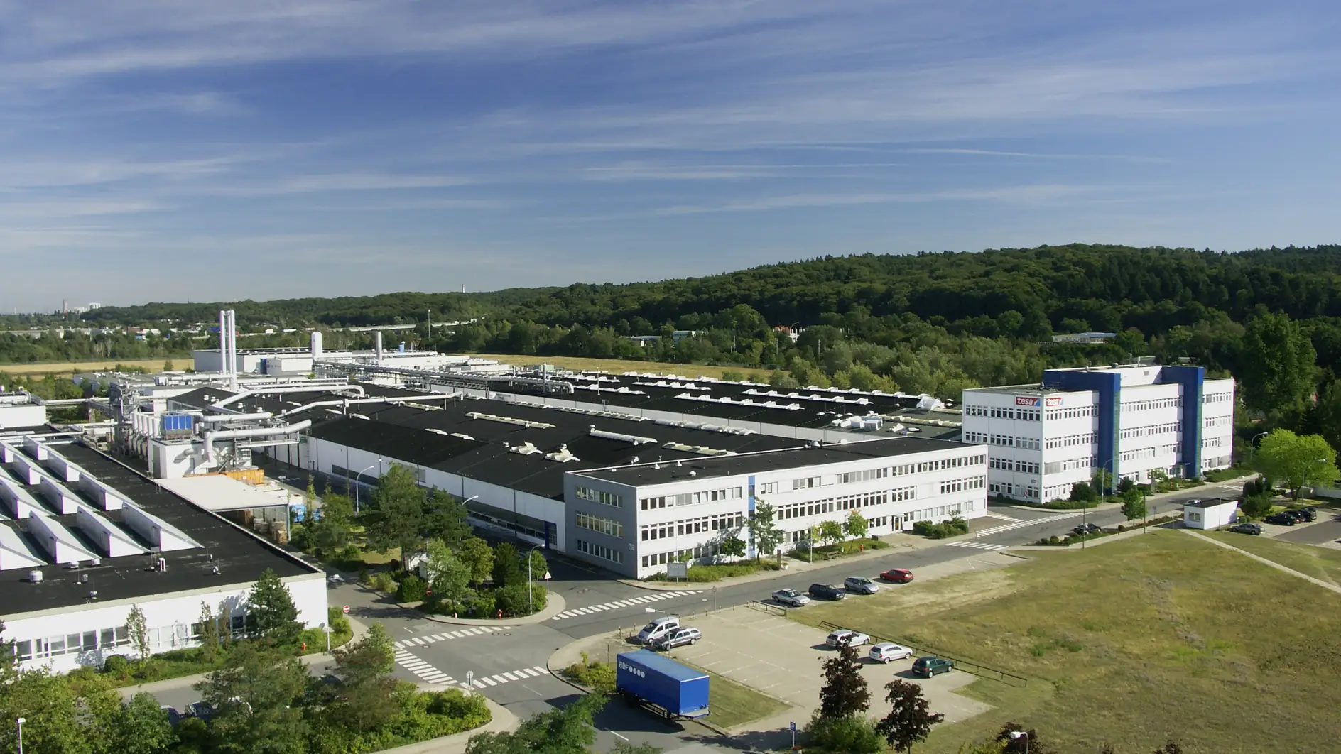 Das tesa Werk Hamburg erhielt im Juli 2023 das ISCC PLUS-Zertifikat und ist eines der Werke, das in Zukunft tesa-Produkte mit BMB-Acrylmonomeren produzieren wird.