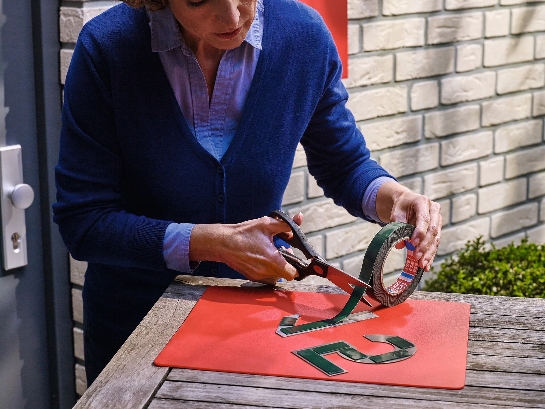 [en-en] tesa Smart Mounting System Mounting Tape 1,5x19 5x19 Brick Step 2 of 6 outside