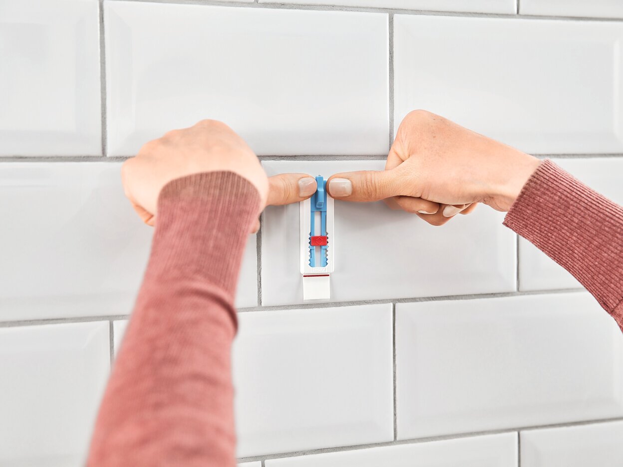 [en-en] tesa SMS Adjustable nail for canvas for tiles up to 2kg, step 3 of 6