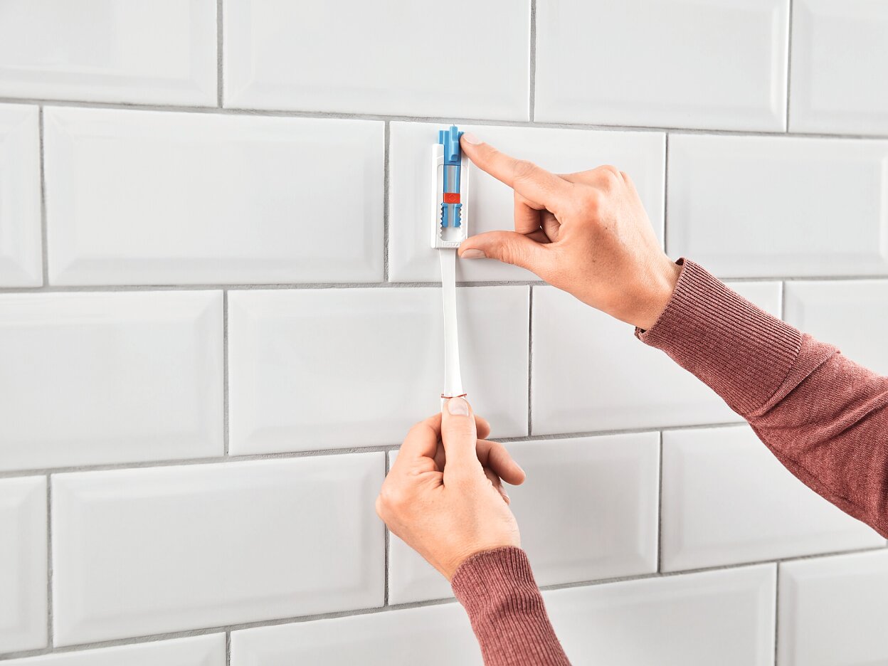 [en-en] tesa SMS Adjustable nail for canvas for tiles up to 2kg, step 6 of 6