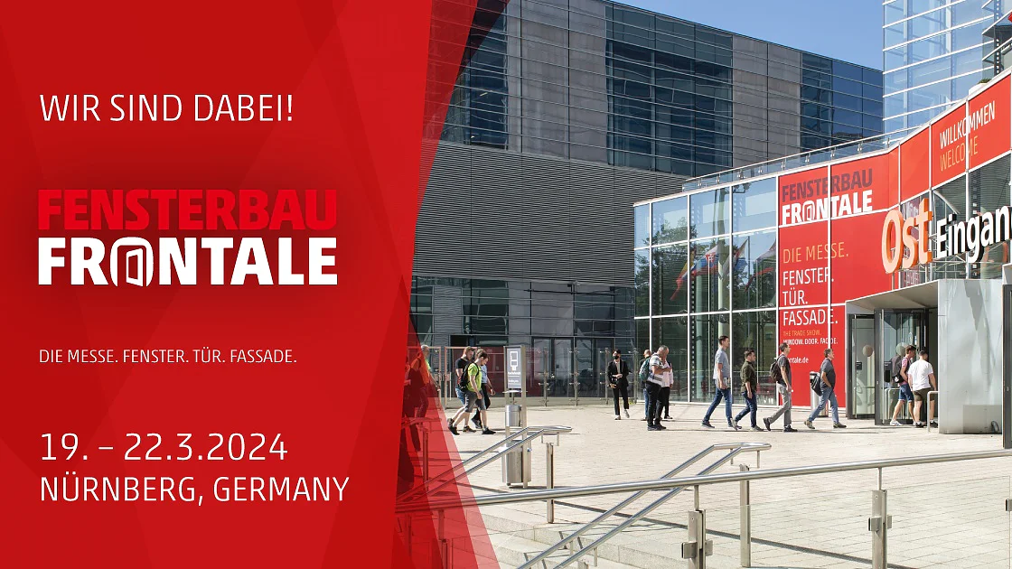 FF24-Frontale-DE Werbung für die Fensterbau Frontale 2024 in Nürnberg. Die angegebenen Termine sind 19.-22. März 2024. Menschen gehen in der Nähe des Eingangs des Veranstaltungsortes. Rot-weißer Text auf einem großen Banner kündigt die Veranstaltung als „Die Messe. Fenster. Tür. Fassade“ an. Vergessen Sie nicht, die innovativen Lösungen von tesa tape auf dieser führenden Ausstellung für Bauelemente und Gebäudedesign zu entdecken!. (This text has been generated by AI)