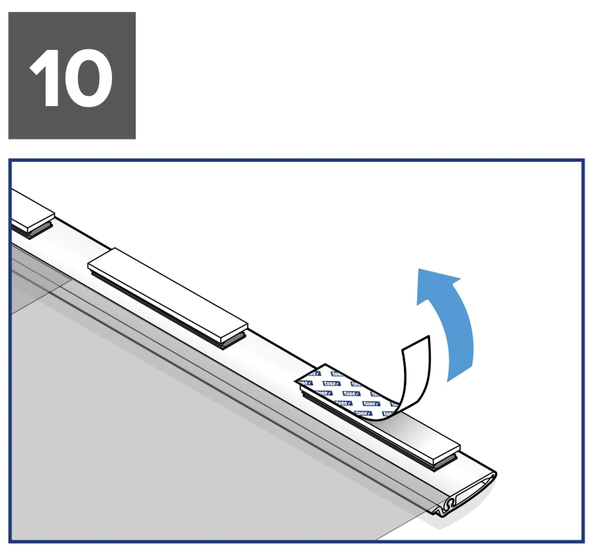 Abbildung von Schritt 10 in einem Montageprozess, der das Anbringen von Tesa-Klebestreifen zeigt. Eine Person zieht auf einer flachen Oberfläche eine Schutzschicht von einem Tesa-Klebeband ab und legt die klebrige Seite frei. Ein Pfeil zeigt die Abziehbewegung an. (This text has been generated by AI)