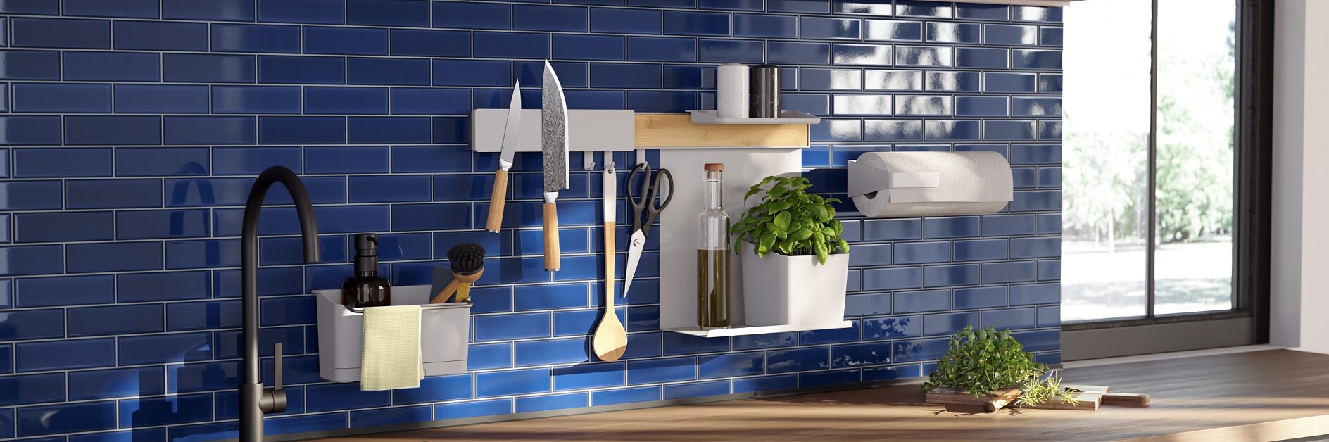 Eine Küchenszene mit einer Küchenrückwand aus blauen Fliesen. An einem Wandregal hängen verschiedene Küchenutensilien, darunter Messer, Scheren und ein mit Tesa-Klebeband befestigter Holzlöffel. Auf einem Regal steht ein Topf mit Kräutern. Auf der Holzarbeitsplatte steht eine Pflanze, im Hintergrund ist ein Fenster zu sehen. (This text has been generated by AI)