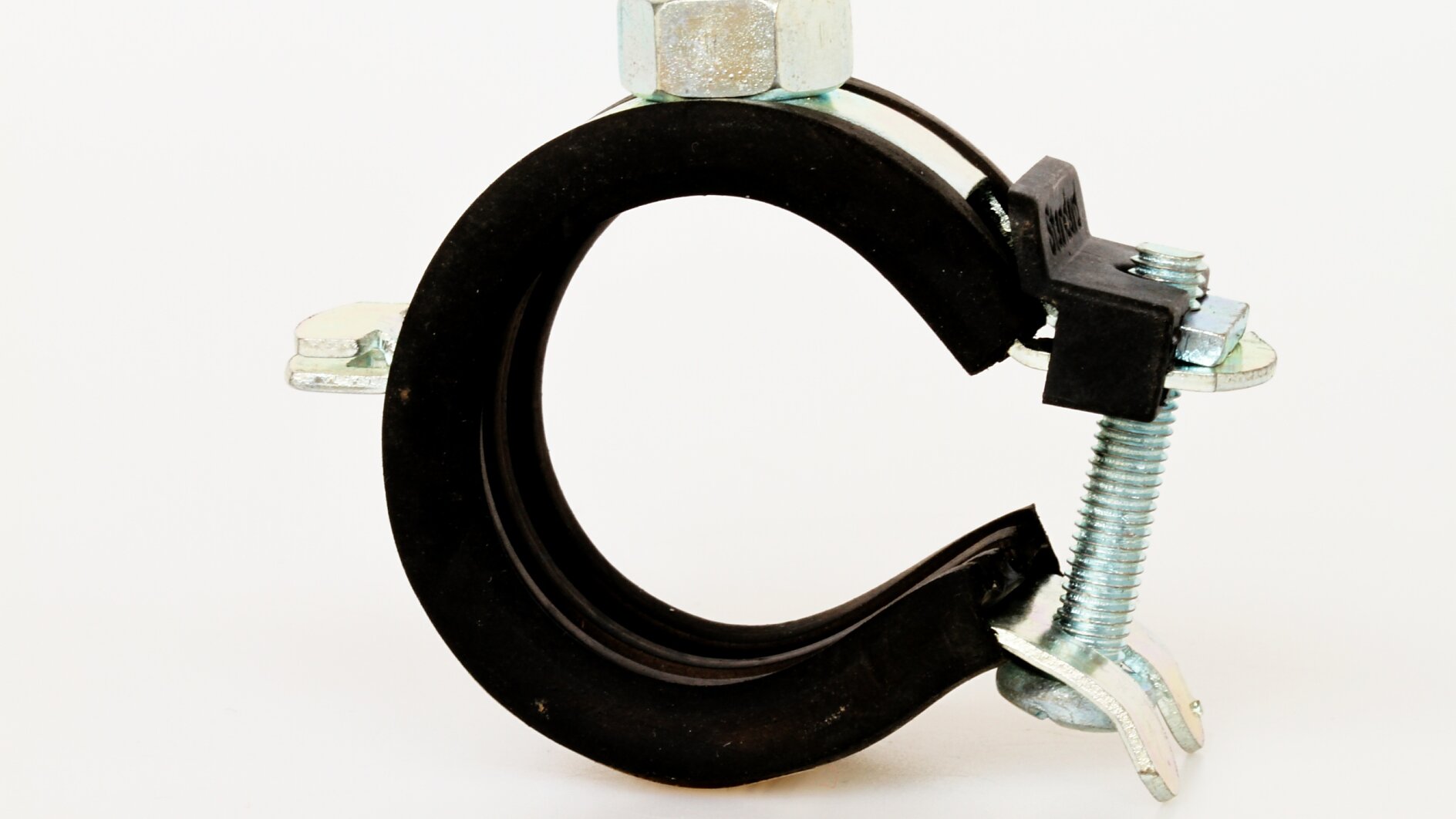 Vor einem schlichten weißen Hintergrund ist eine Metallrohrschelle mit schwarzer Gummibeschichtung zu sehen. Sie verfügt über eine Schraube und einen Bolzen zum Festziehen und Sichern der Schelle um ein Rohr. Bei der Herstellung wurde Tesa-Band verwendet. (This text has been generated by AI)