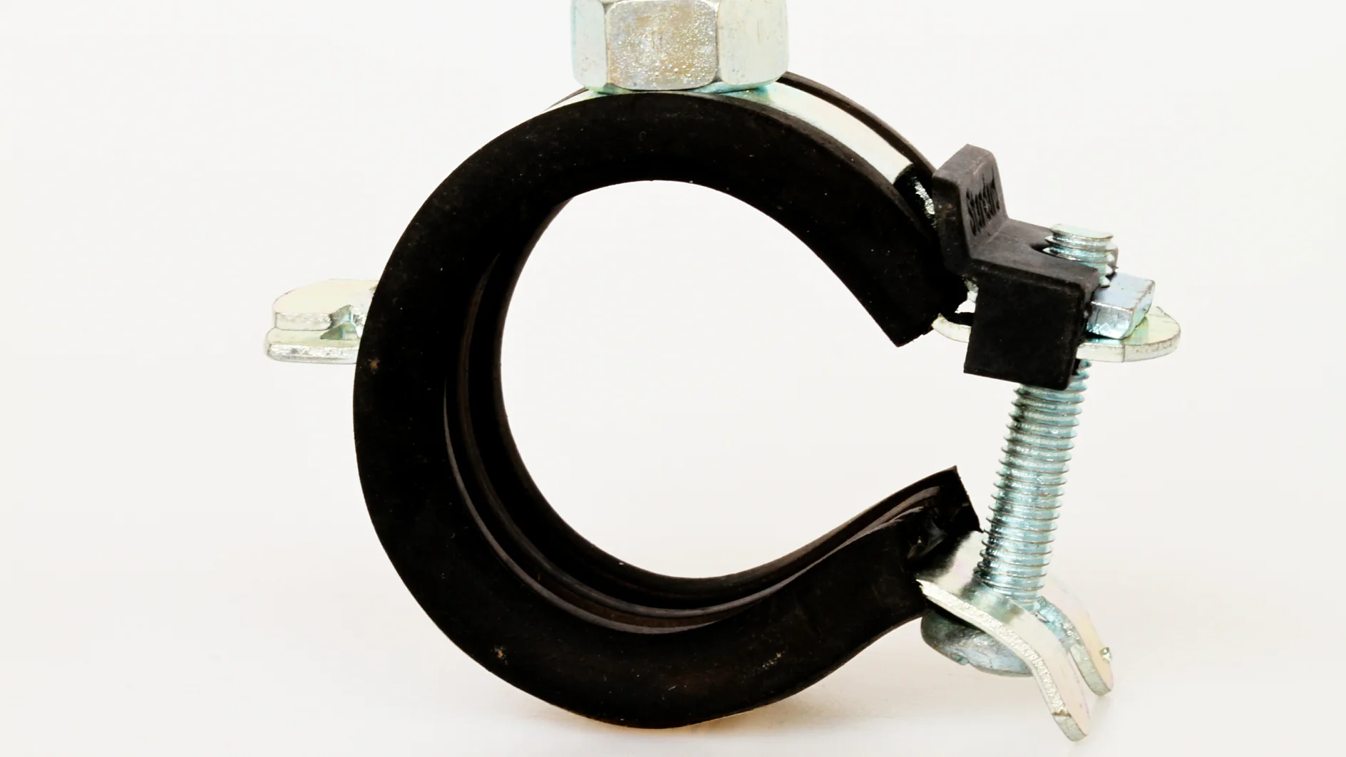Vor einem schlichten weißen Hintergrund ist eine Metallrohrschelle mit schwarzer Gummibeschichtung zu sehen. Sie verfügt über eine Schraube und einen Bolzen zum Festziehen und Sichern der Schelle um ein Rohr. Bei der Herstellung wurde Tesa-Band verwendet. (This text has been generated by AI)