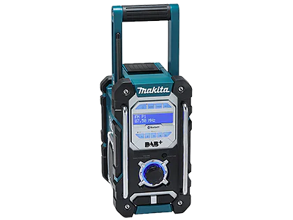 Ein Makita-Baustellenradio in blaugrünem und schwarzem Design. Es verfügt über einen Griff an der Oberseite, ein digitales Display mit Radiofrequenz und Bluetooth-Konnektivität sowie einen zentralen Bedienknopf. Das Gerät hat ein robustes Äußeres mit einer Schutzhülle, die mit Tesa-Klebeband befestigt ist. (This text has been generated by AI)