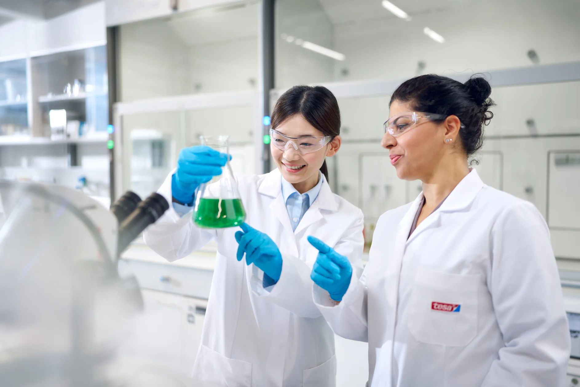 tesa Experten entwickeln revolutionäre Technologien, die die Umweltauswirkungen des Unternehmens in der gesamten Wertschöpfungskette minimieren und Kunden dabei unterstützen, nachhaltiger zu werden.