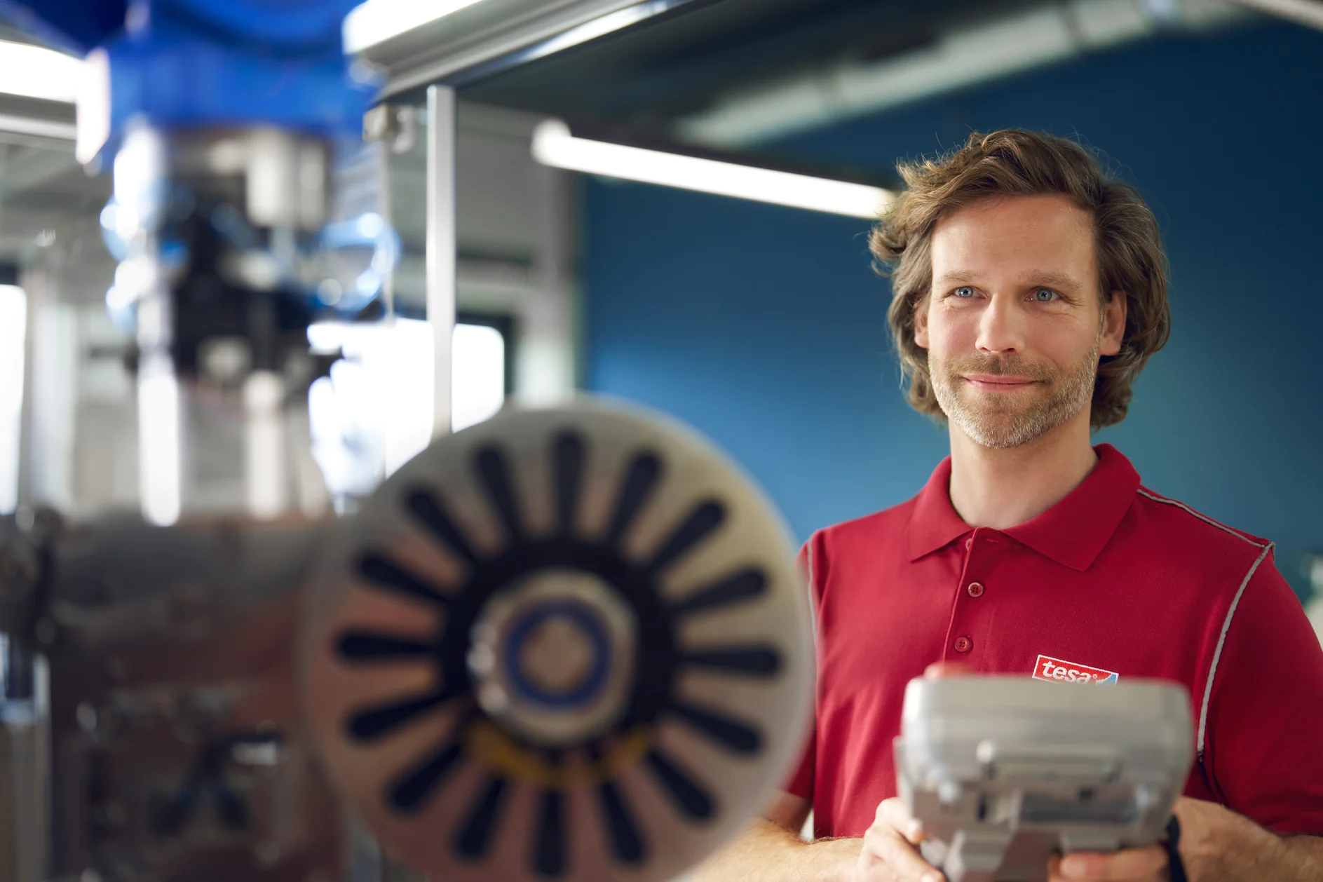 Experten bei tesa entwickeln revolutionäre Produkte, Prozesse und Geschäftsmodelle, die die Kunden des Unternehmens in die Lage versetzen, ihre ehrgeizigen Pläne zu verwirklichen.