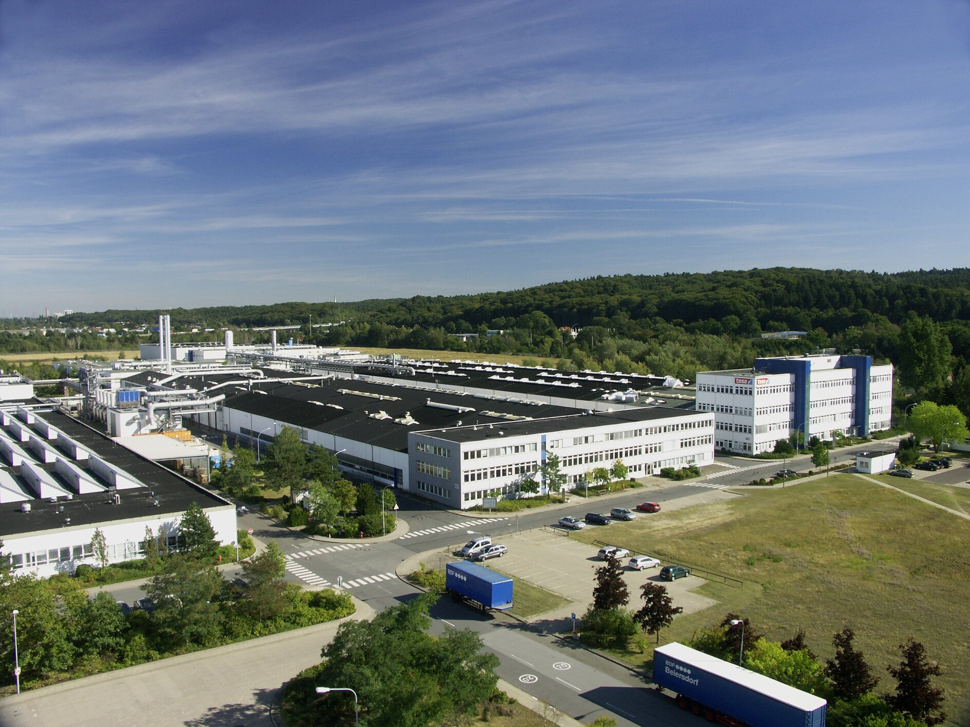 Das tesa Werk Hamburg erhielt im Juli 2023 das ISCC PLUS-Zertifikat und ist eines der Werke, das in Zukunft tesa-Produkte mit BMB-Acrylmonomeren produzieren wird.