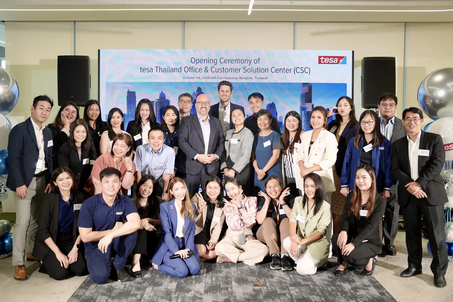 Das tesa Team in Thailand bei der feierlichen Eröffnung des Customer Solution Centers und der neuen Büroflächen. Das tesa Team in Thailand bei der feierlichen Eröffnung des Customer Solution Centers und der neuen Büroflächen.