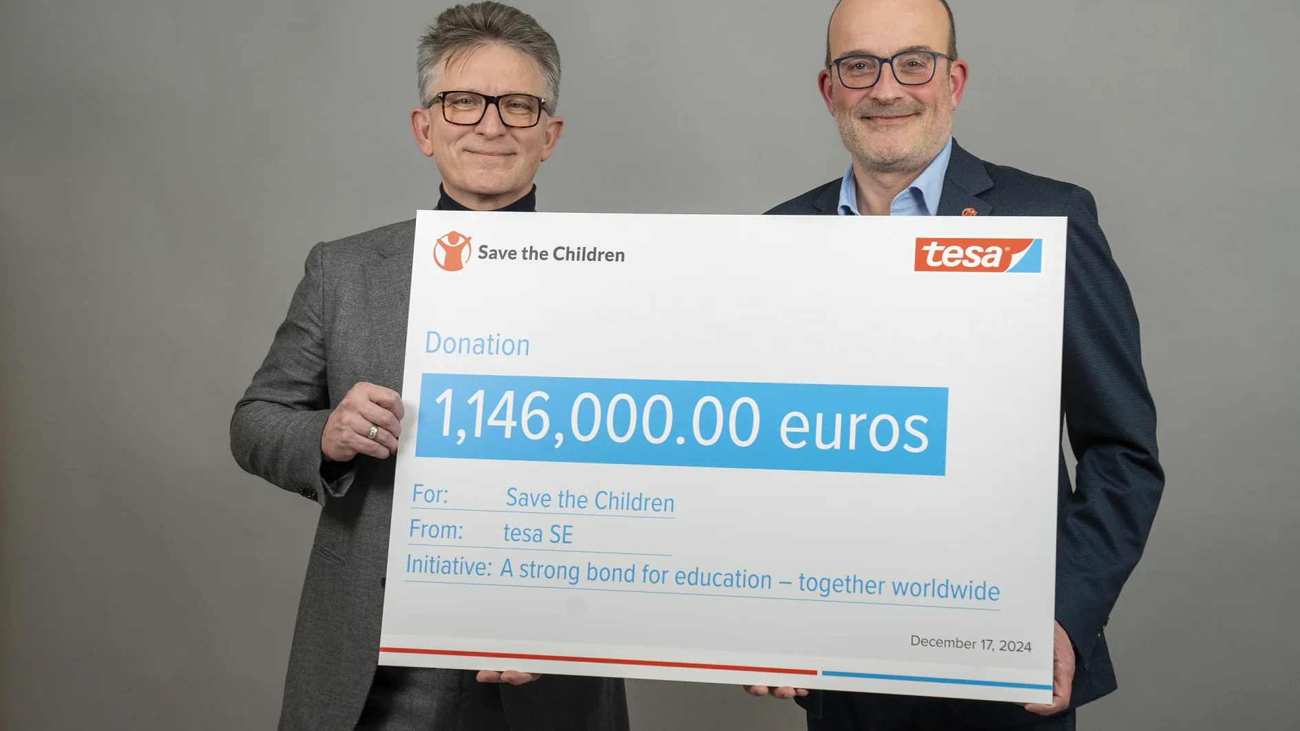 Dr. Norman Goldberg, Vorstandsvorsitzender der tesa SE (links), und Florian Westphal, Geschäftsführer von Save the Children Deutschland (rechts), präsentieren den Spendenscheck über 1,146 Millionen Euro zur Verlängerung ihrer Partnerschaft bis 2025. © Save the Children