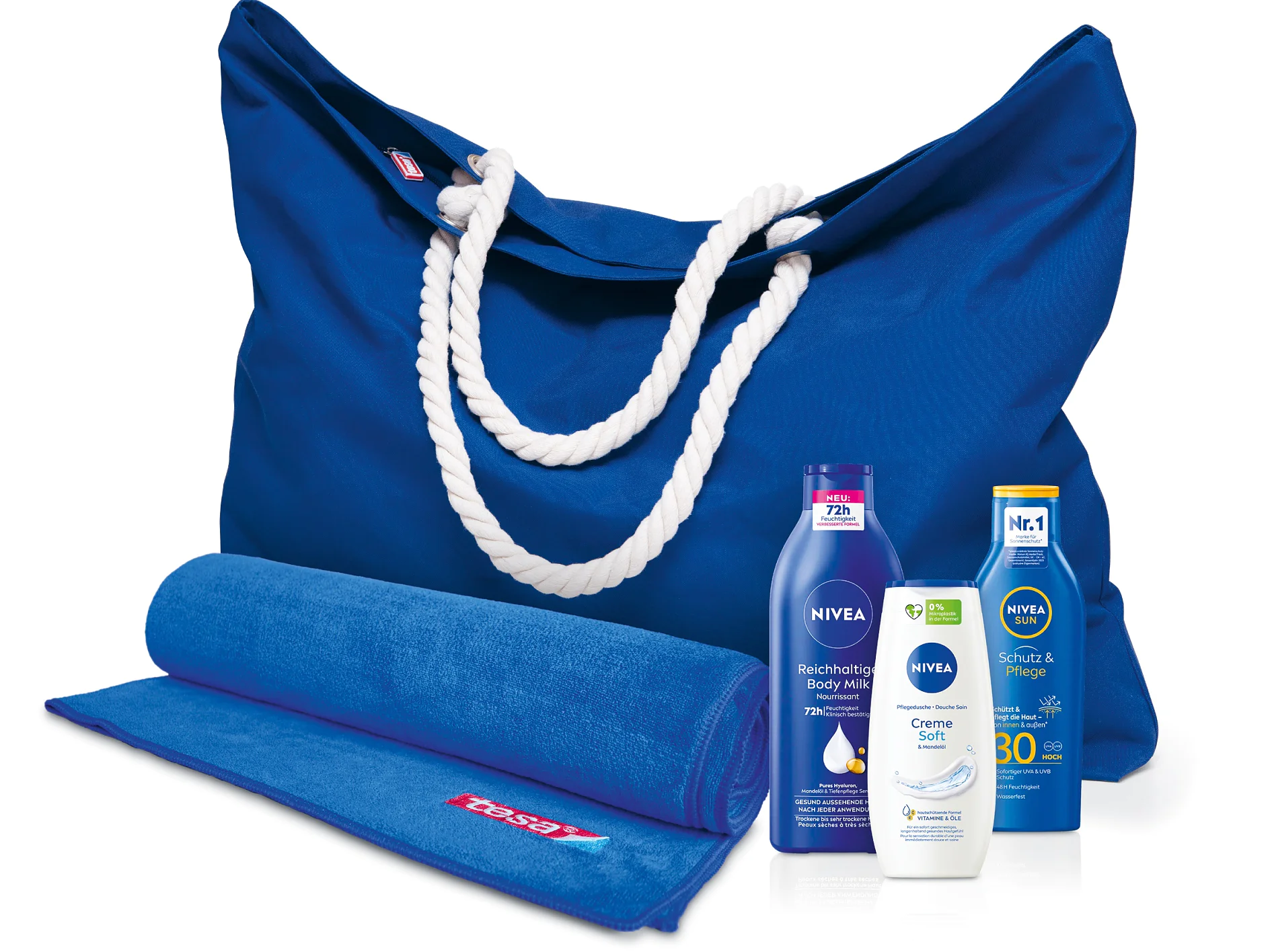 Neben einem blauen Handtuch ist eine blaue Strandtasche mit weißen Seilgriffen zu sehen. Vor der Tasche befinden sich drei Nivea-Pflegeprodukte: eine Körperlotion, ein Sonnenschutzmittel und eine Gesichtscreme. (This text has been generated by AI)